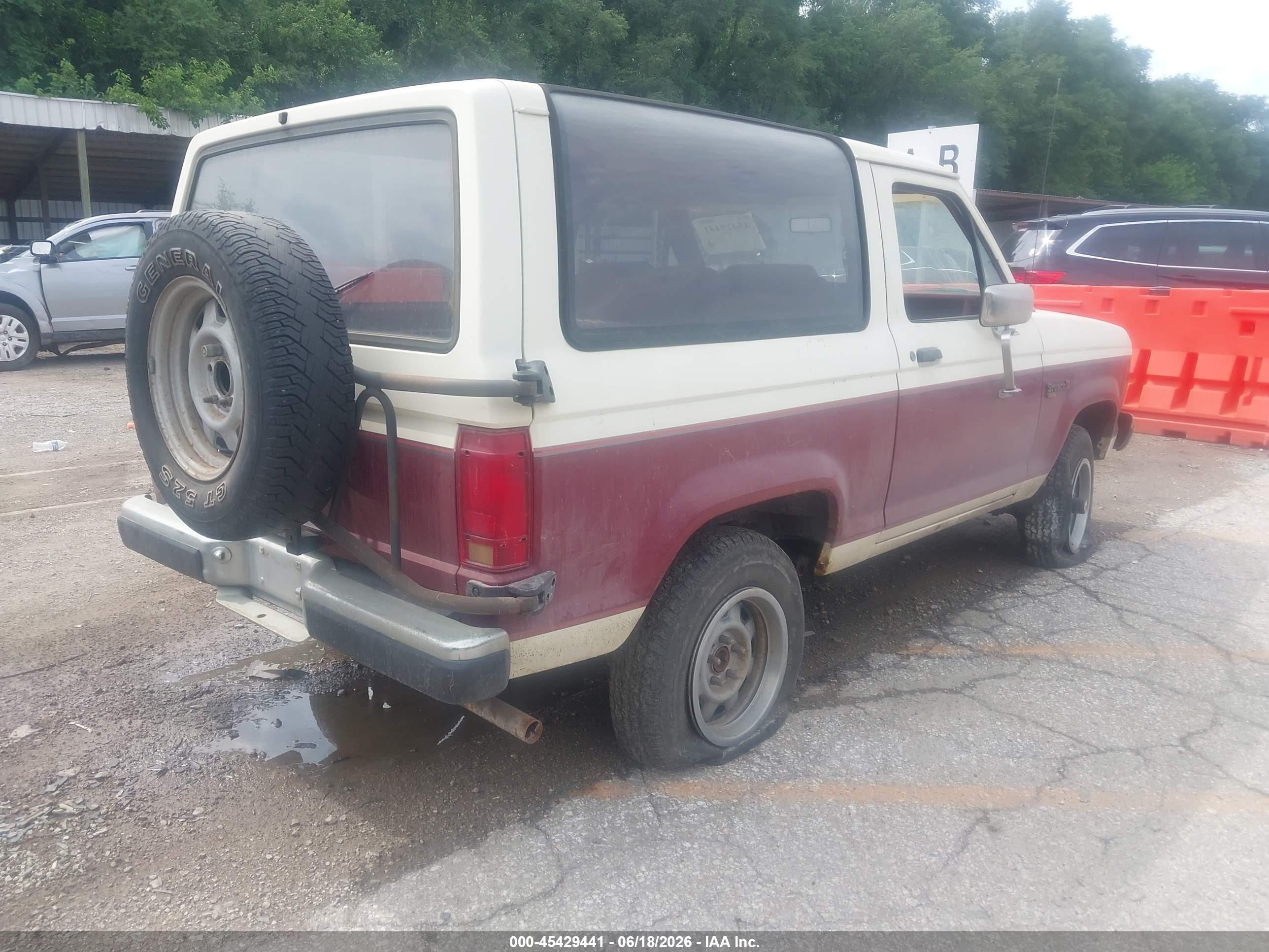 1988 Ford Bronco Ii   White vin: 1FMCU14T7JUB43867