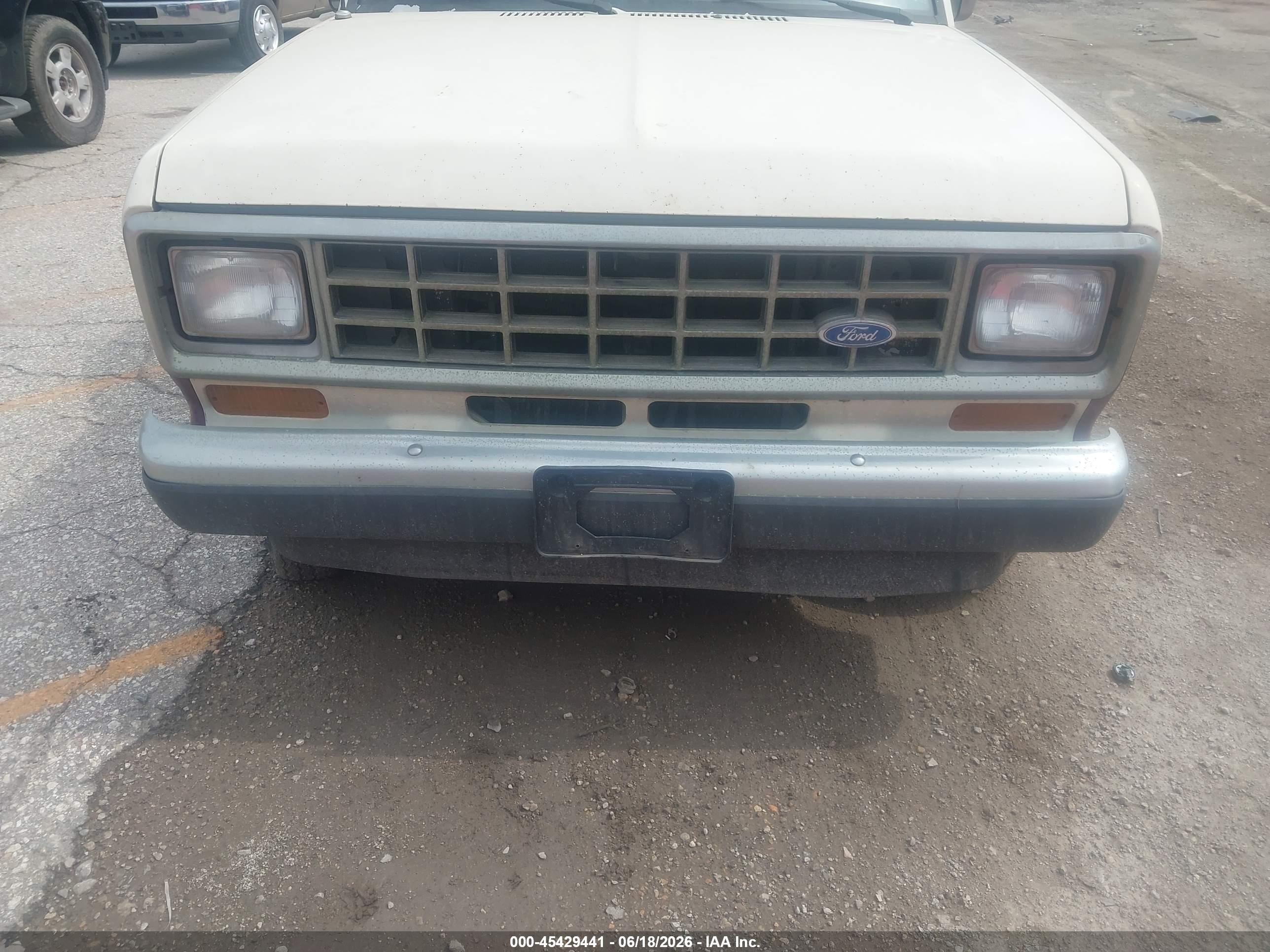 1988 Ford Bronco Ii   White vin: 1FMCU14T7JUB43867