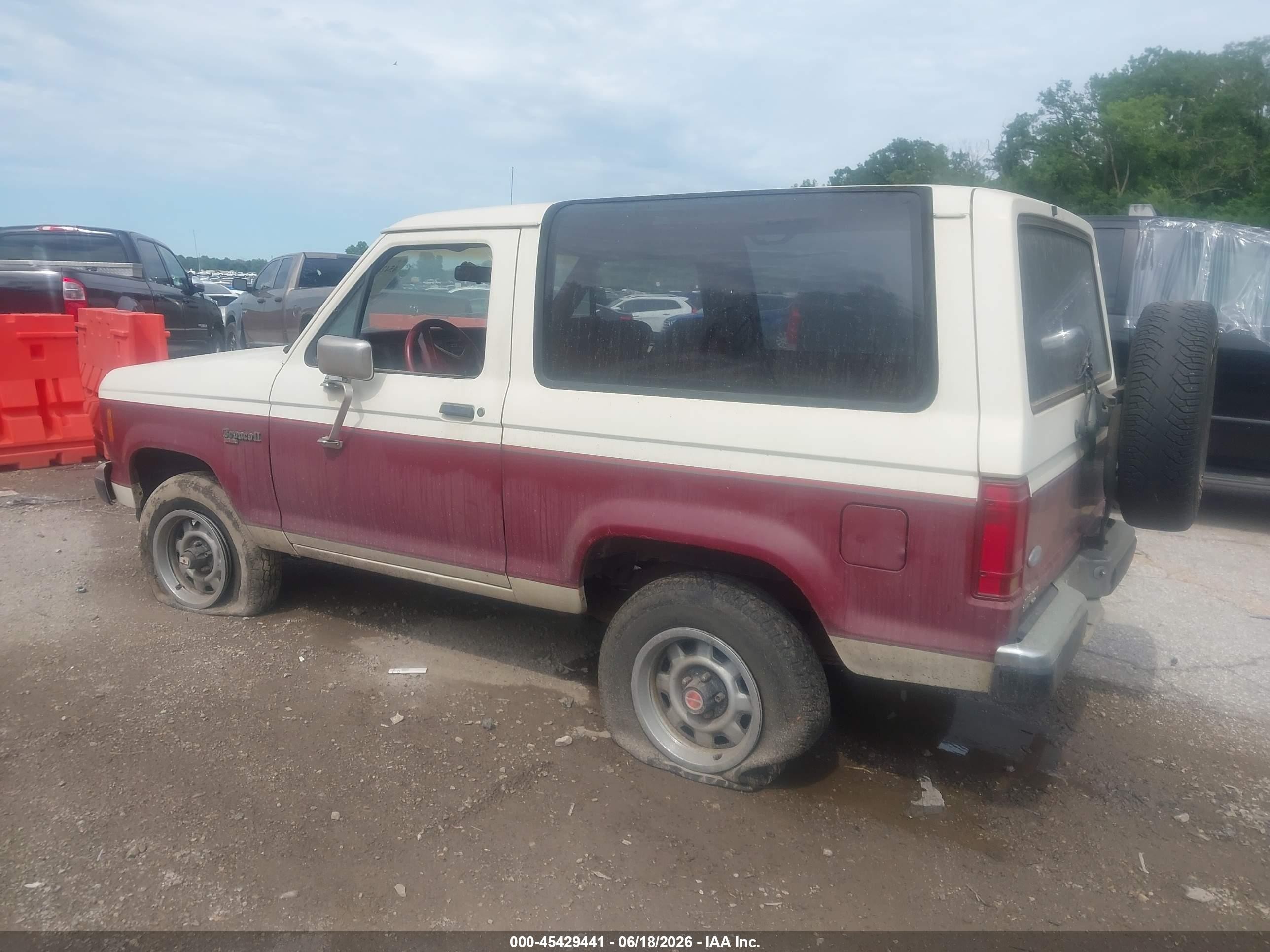 1988 Ford Bronco Ii   White vin: 1FMCU14T7JUB43867