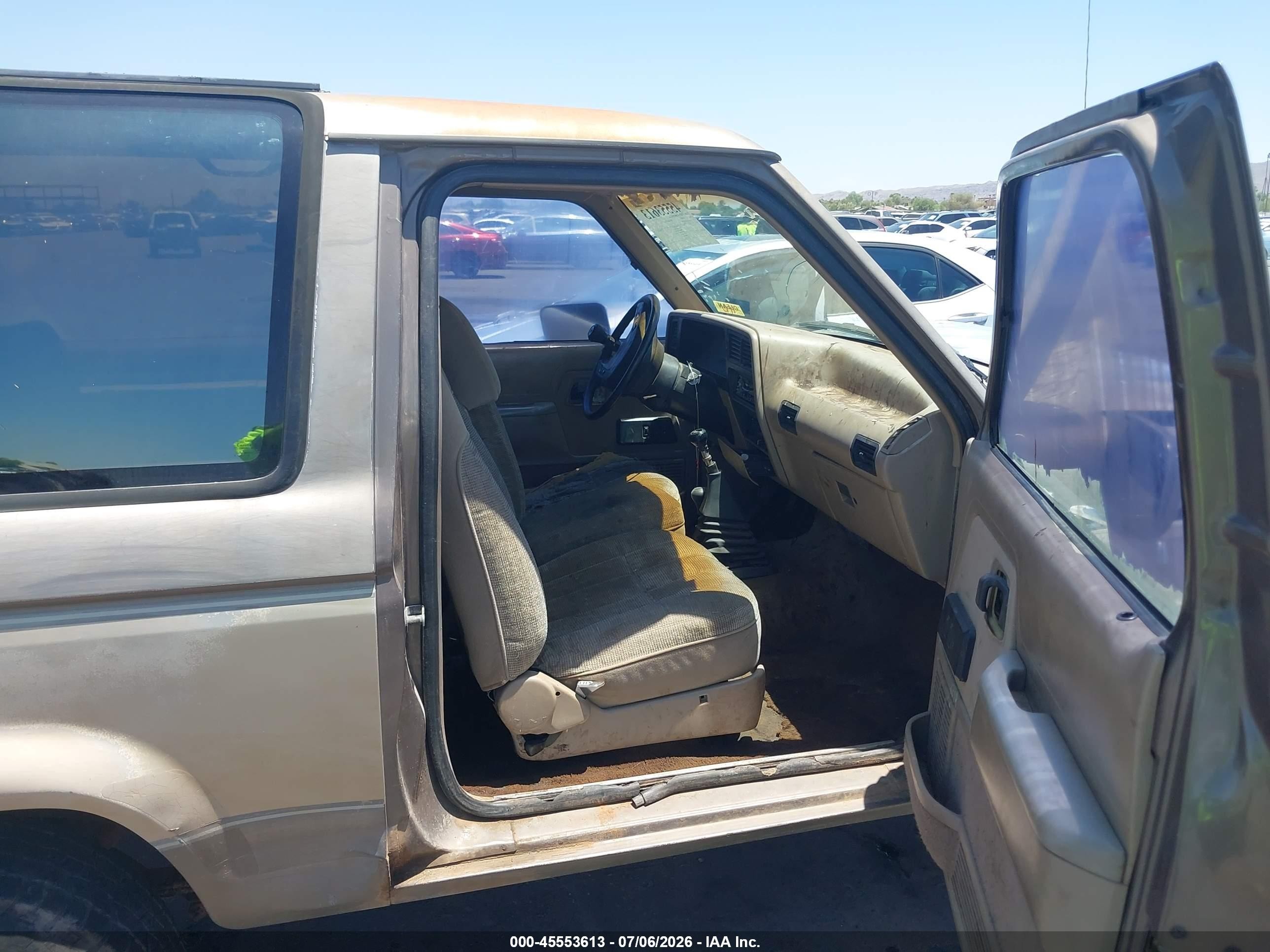1990 Ford Bronco Ii   Silver vin: 1FMCU14T7LUA06754