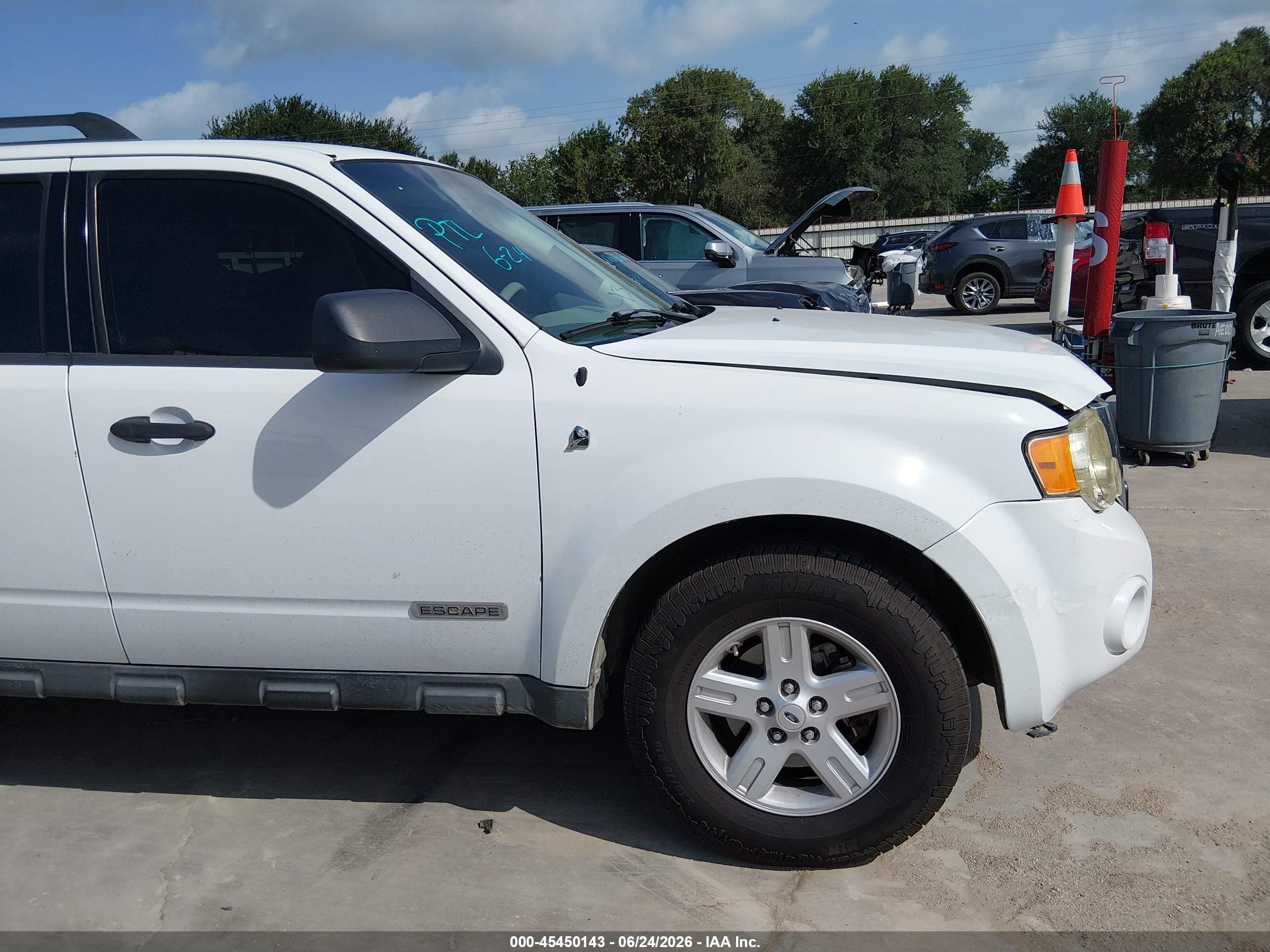 2008 Ford Escape Hybrid   White vin: 1FMCU49H28KE59446