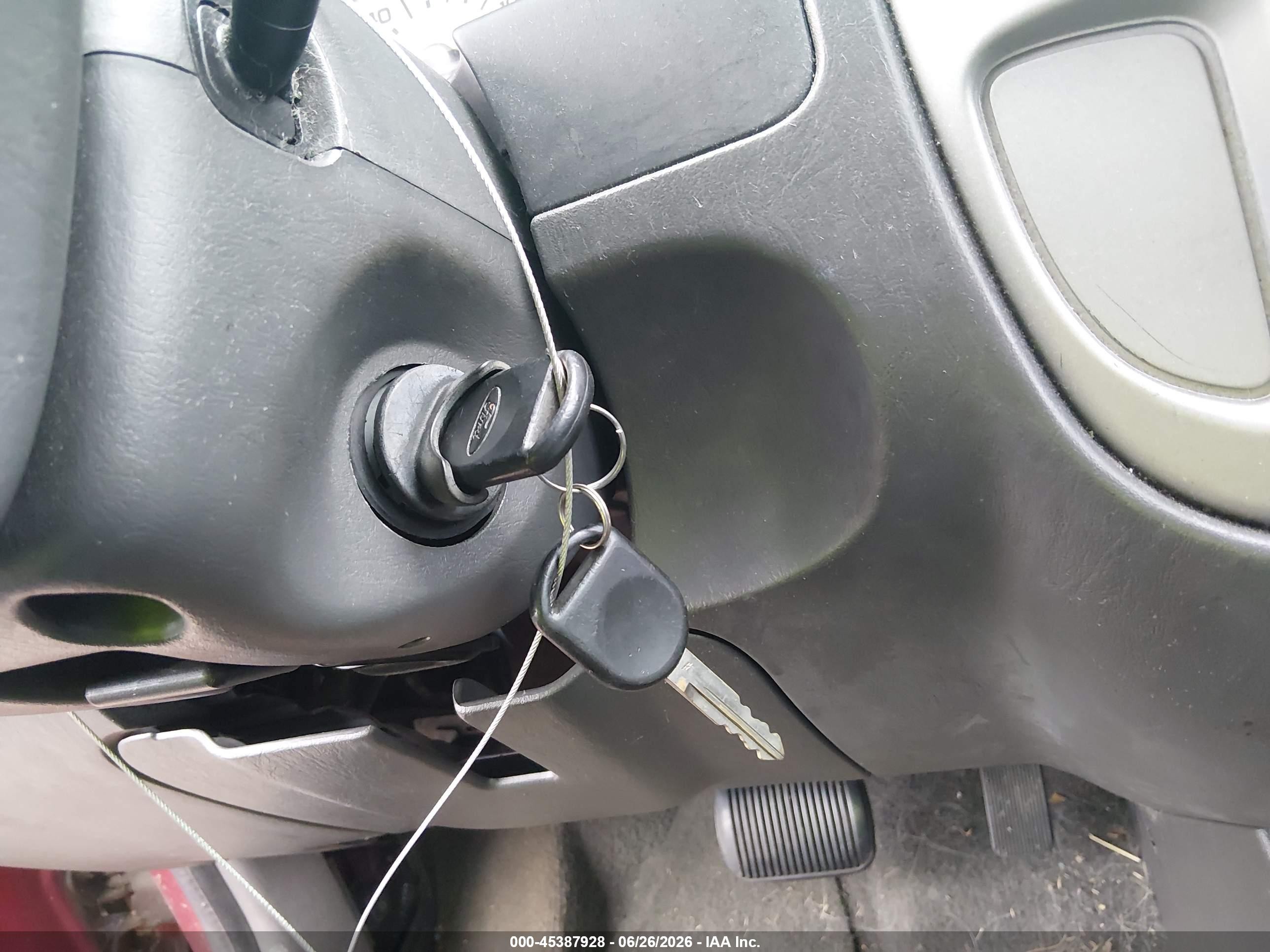 2007 Ford Escape Hybrid   Red vin: 1FMCU49HX7KB87324