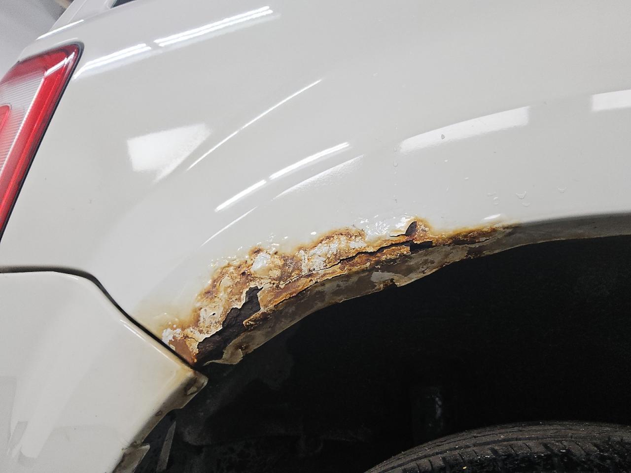 2010 Ford Escape Hybrid White vin: 1FMCU4K39AKC23915 Damage: Right Qtr Panel, Rust, > 12 Inches