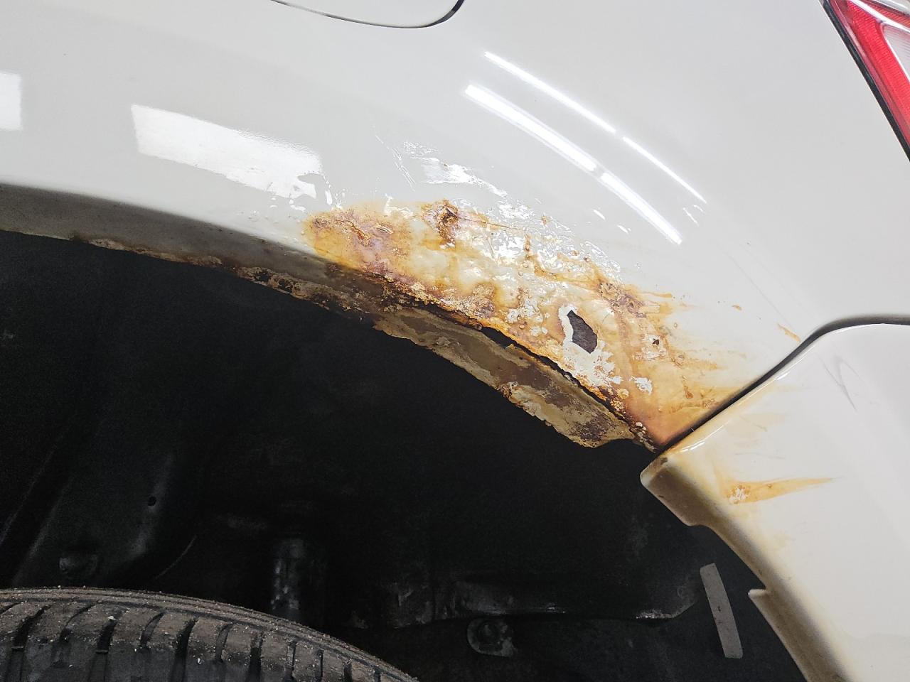 2010 Ford Escape Hybrid White vin: 1FMCU4K39AKC23915 Damage: Left Qtr Panel, Rust, > 12 Inches