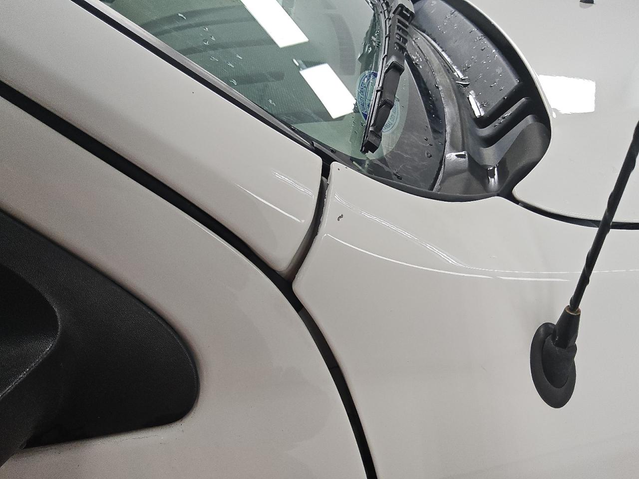 2010 Ford Escape Hybrid White vin: 1FMCU4K39AKC23915 Damage: Right Front Fender, Heavy Scratch, 1/2 To 1 Inch
