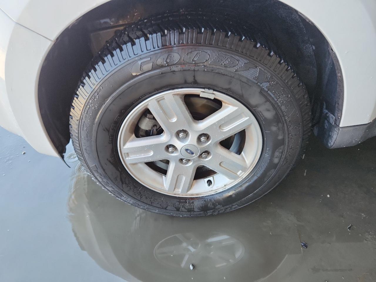 2011 Ford Escape Hybrid White vin: 1FMCU5K33BKB48815 Damage: Left Front Wheel, Curb Rash, 1/2 To 1 Inch