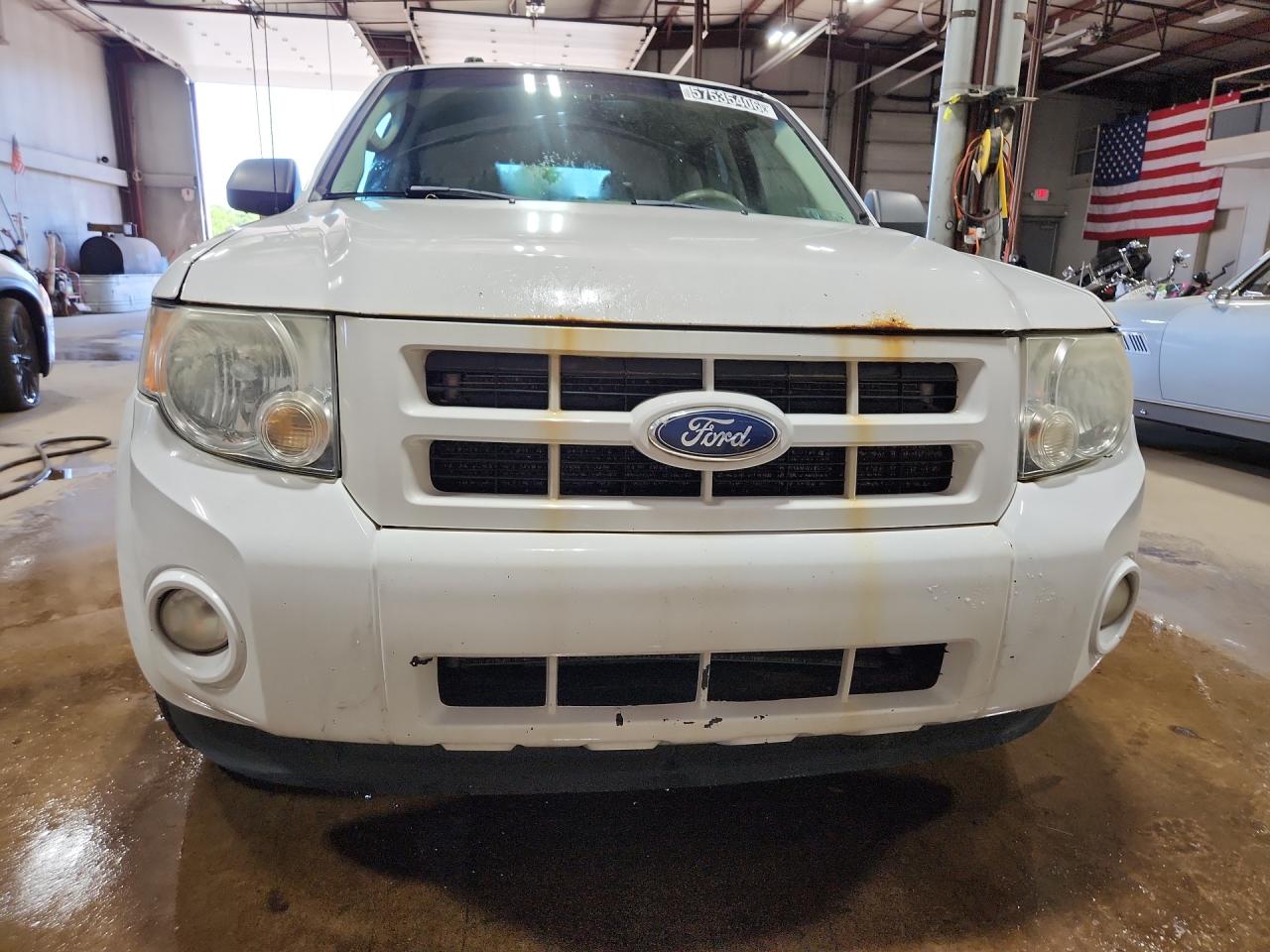 2011 Ford Escape Hybrid Белый vin: 1FMCU5K34BKB92676 Damage: Grille, Heavy Scratch, > 12 Inches