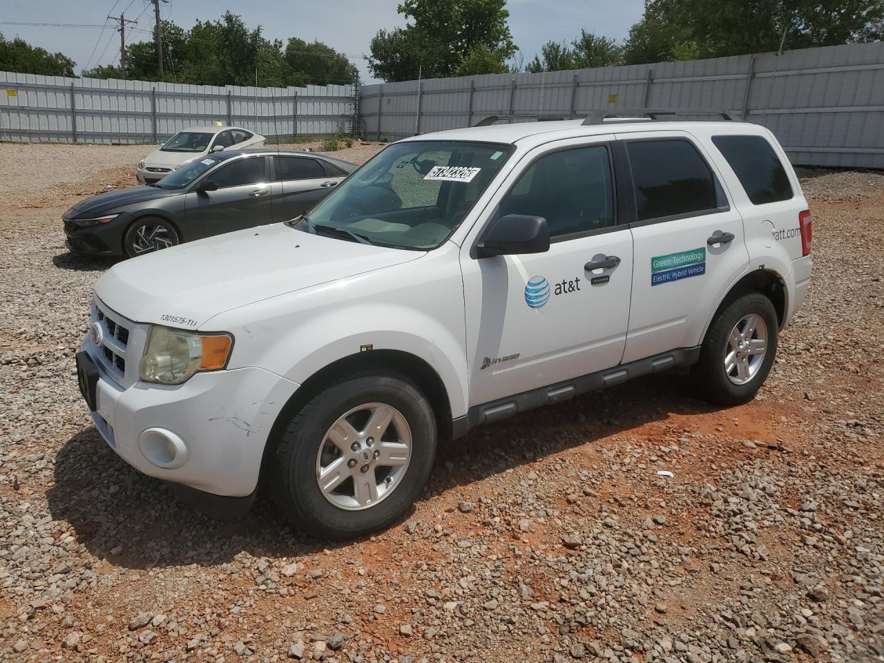 2011 Ford Escape Hybrid White vin: 1FMCU5K36BKB48842 Damage: Left Front Fender, Dent(S) W/ Paint Dmg, 2 To 3 Inches