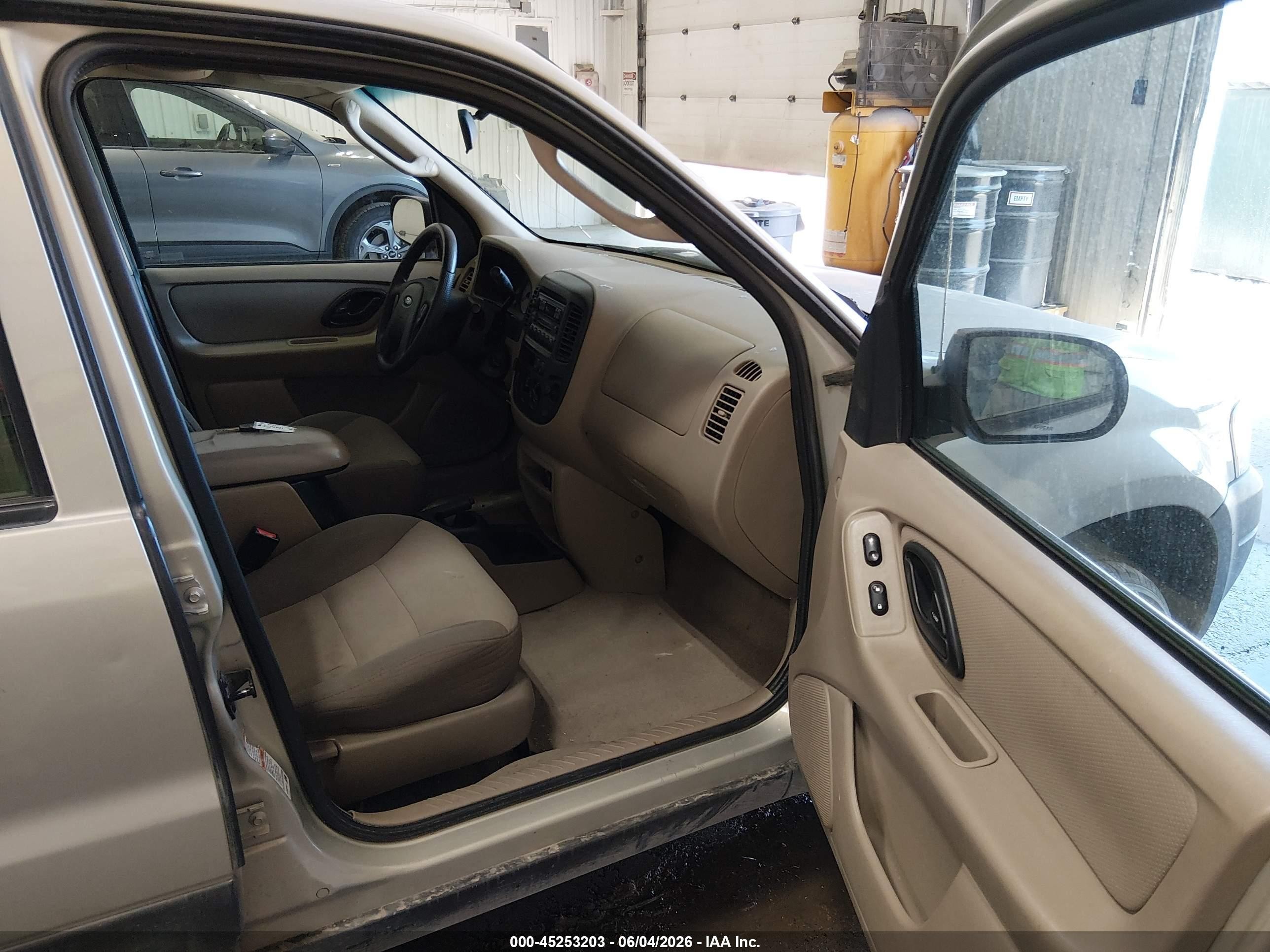 2004 Ford Escape Xls Beige vin: 1FMCU92194KB25337