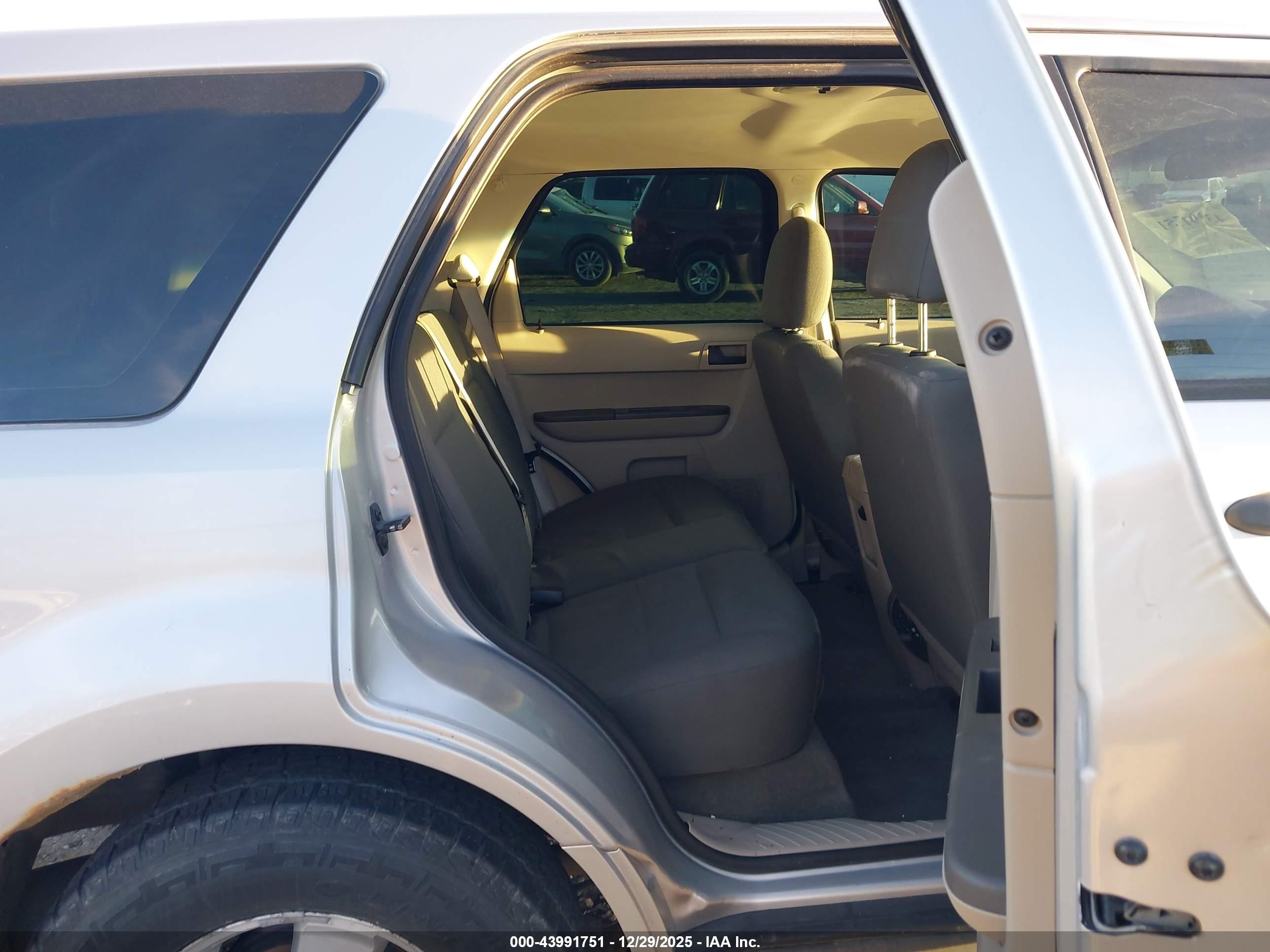 2009 Ford Escape Xls Silver vin: 1FMCU92739KB54618