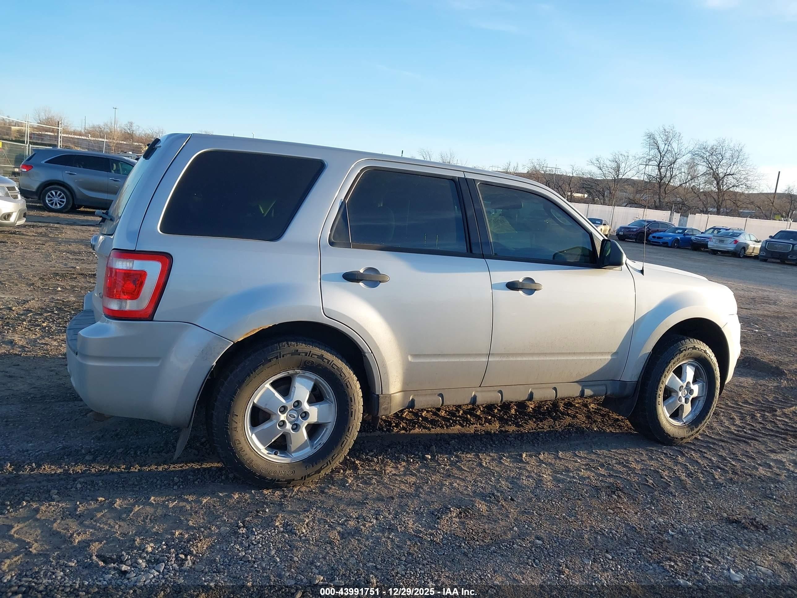 2009 Ford Escape Xls Silver vin: 1FMCU92739KB54618