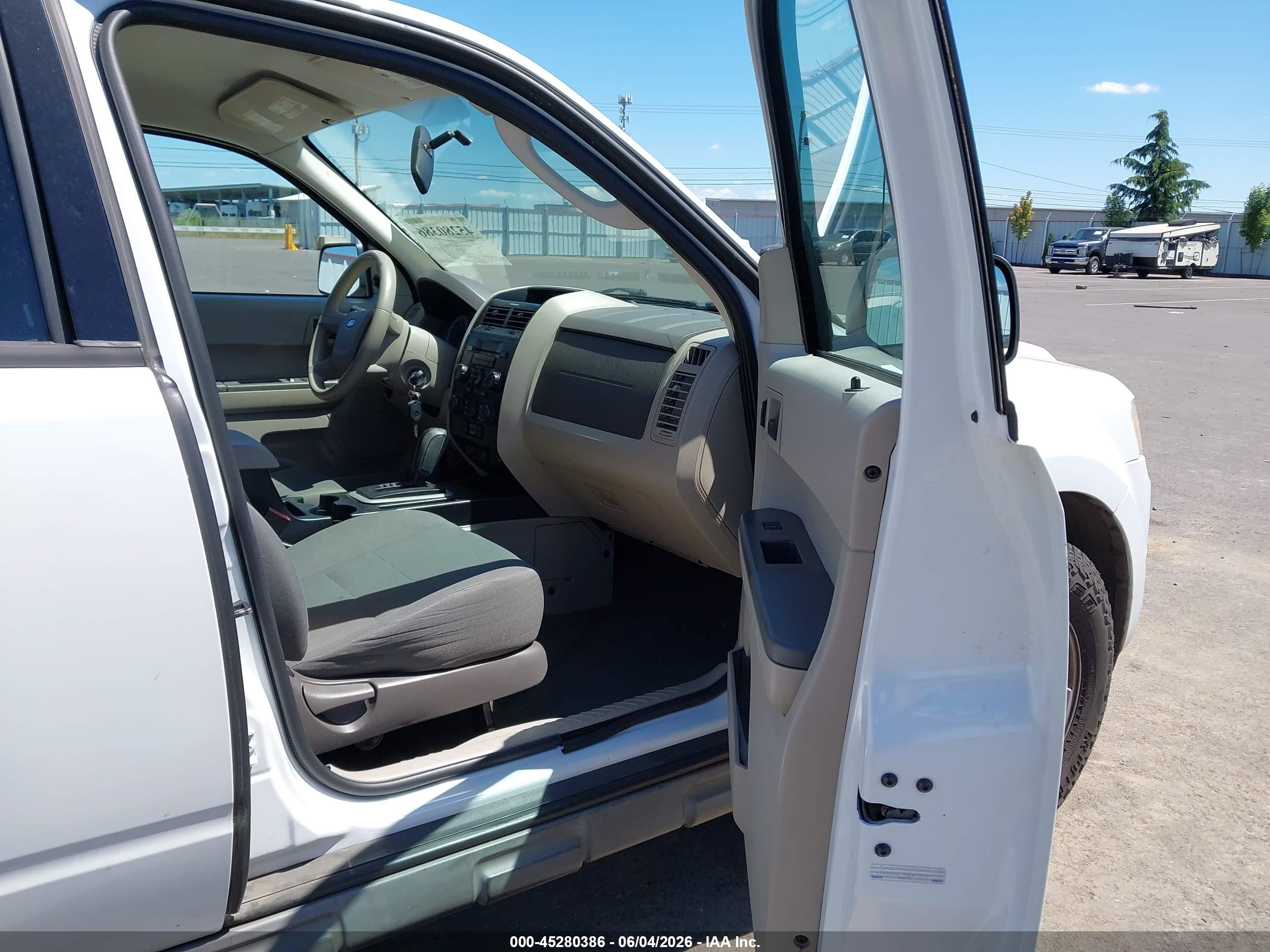 2009 Ford Escape Xls White vin: 1FMCU92749KB70147
