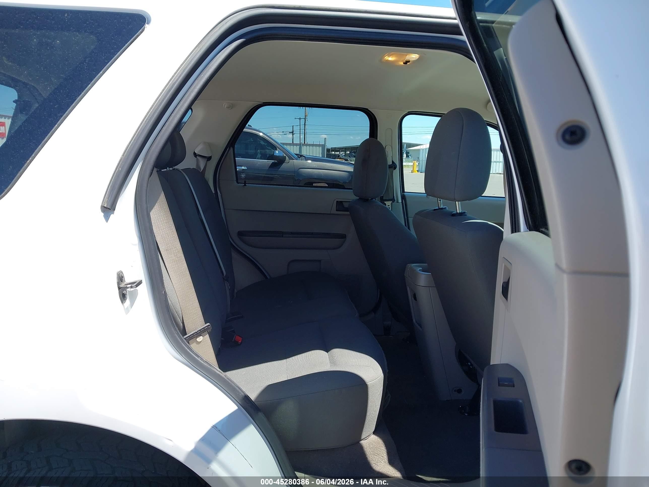2009 Ford Escape Xls White vin: 1FMCU92749KB70147