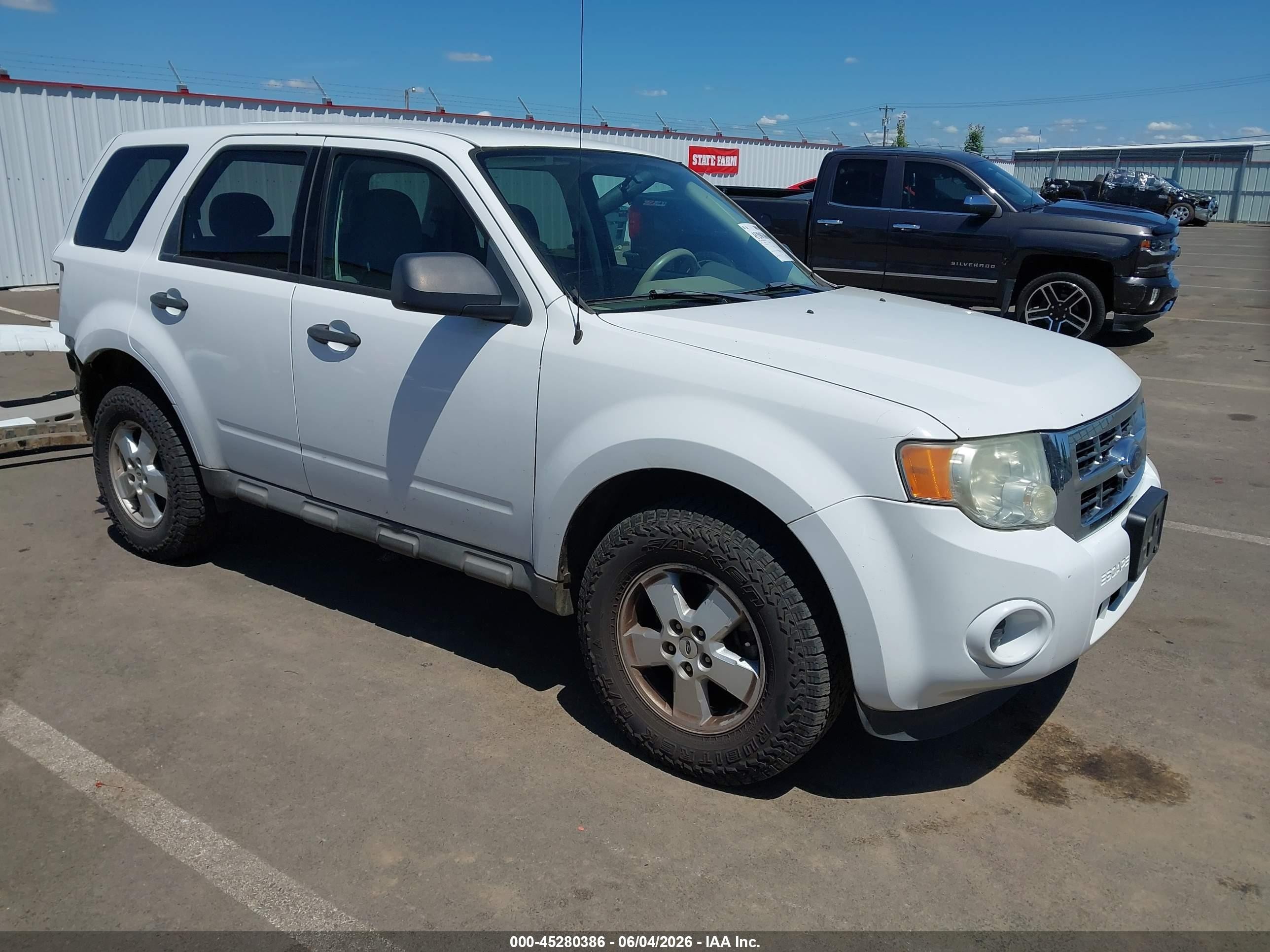 2009 Ford Escape Xls White vin: 1FMCU92749KB70147