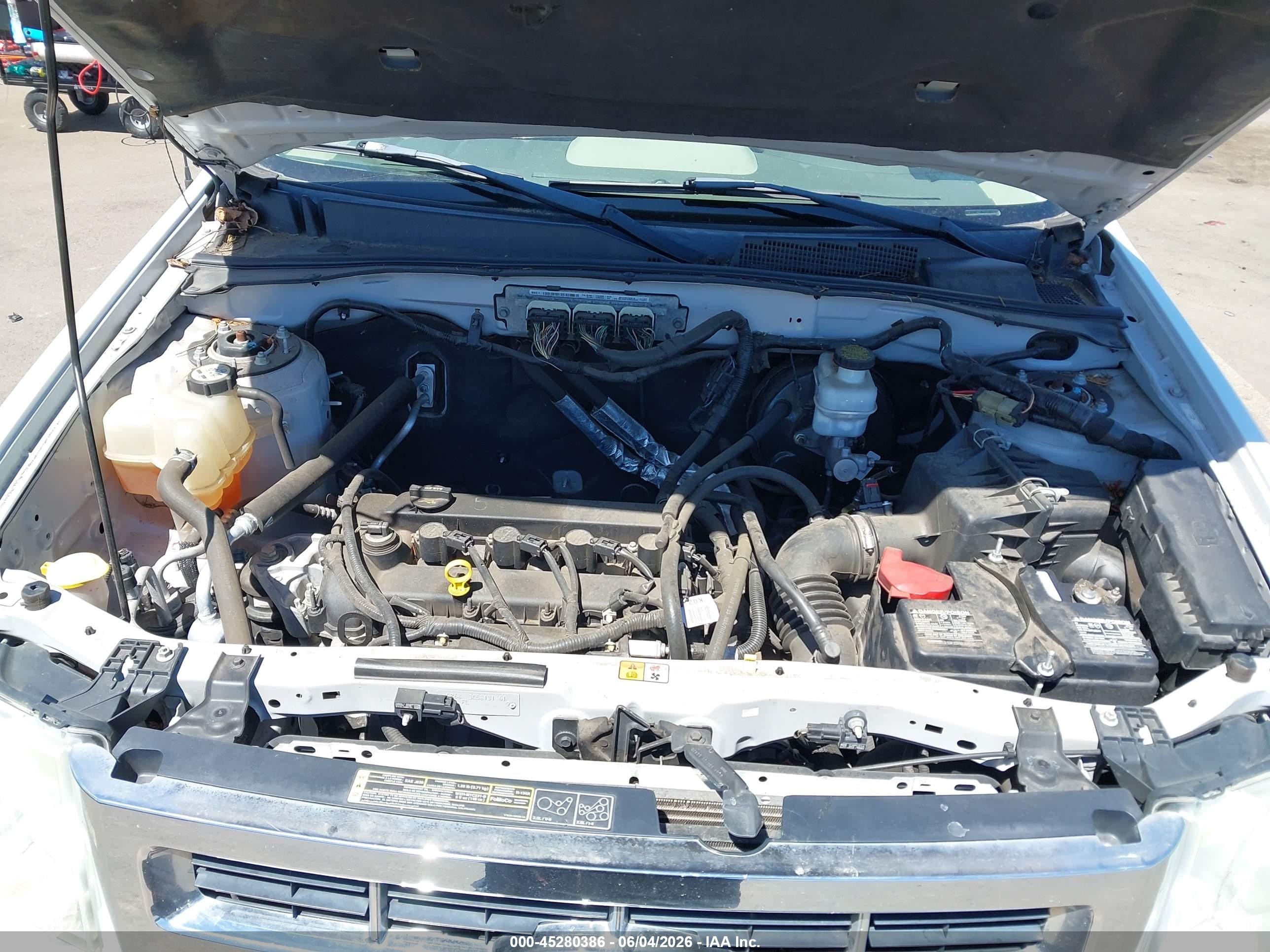 2009 Ford Escape Xls White vin: 1FMCU92749KB70147