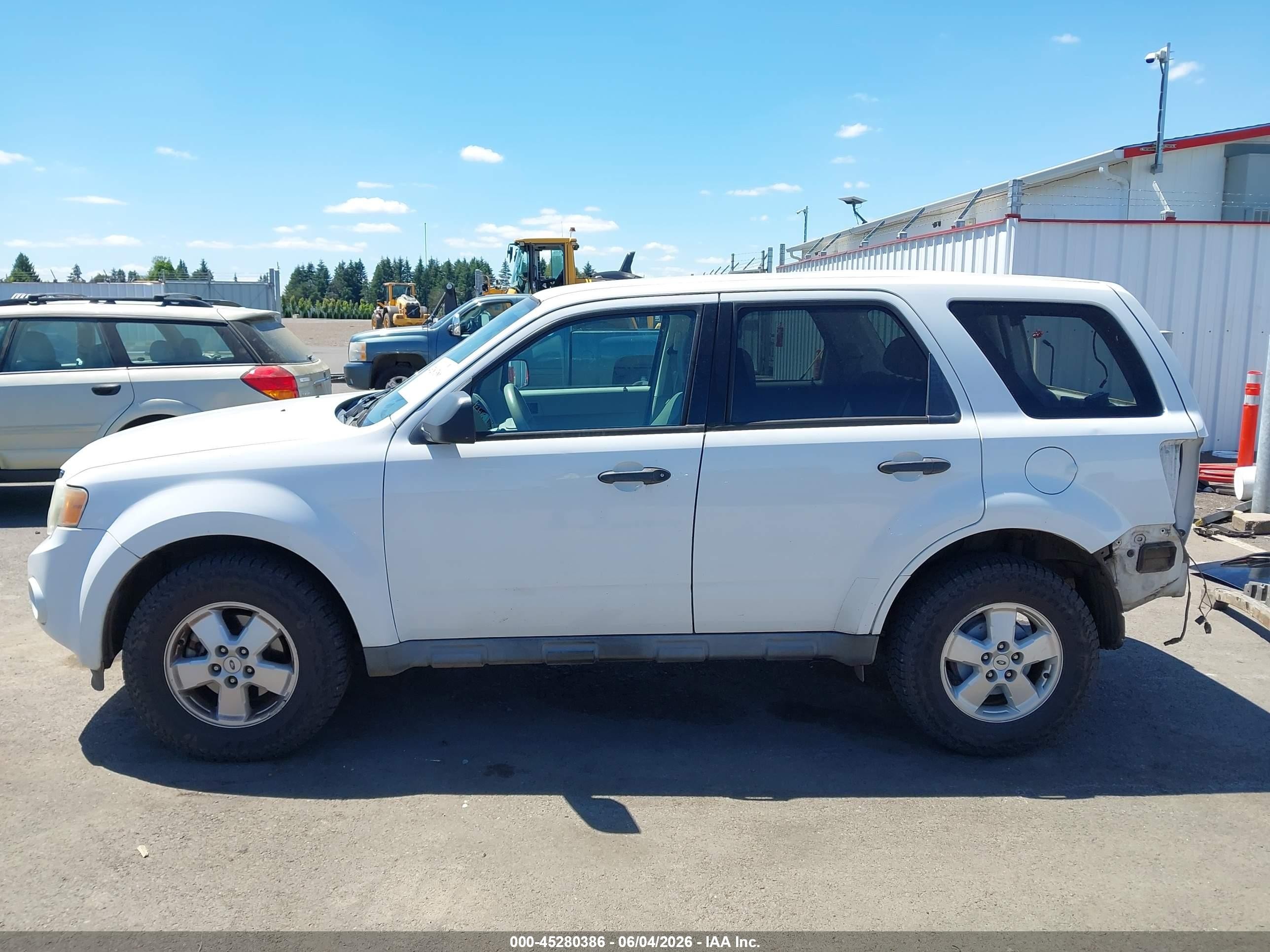 2009 Ford Escape Xls White vin: 1FMCU92749KB70147