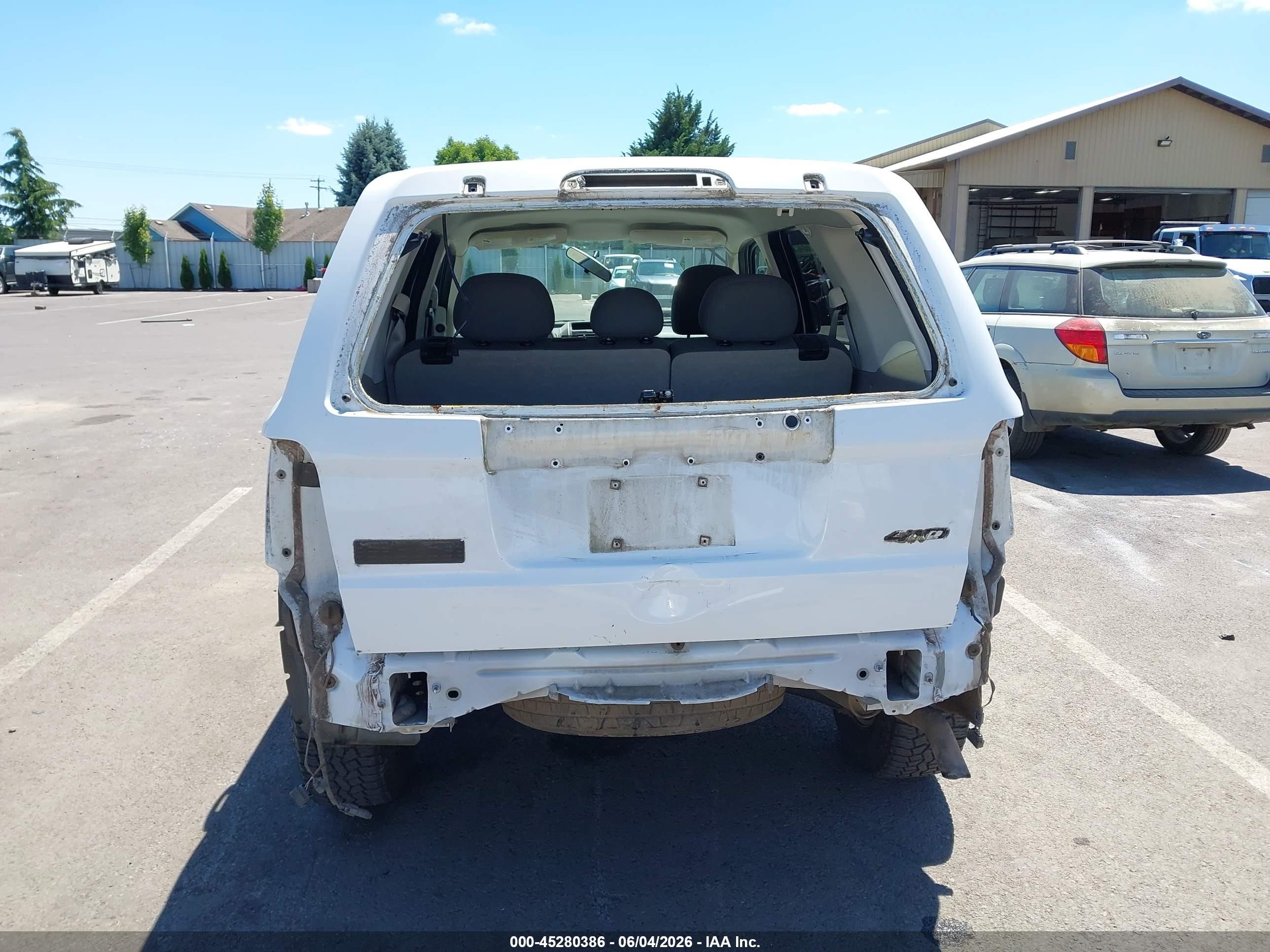 2009 Ford Escape Xls White vin: 1FMCU92749KB70147