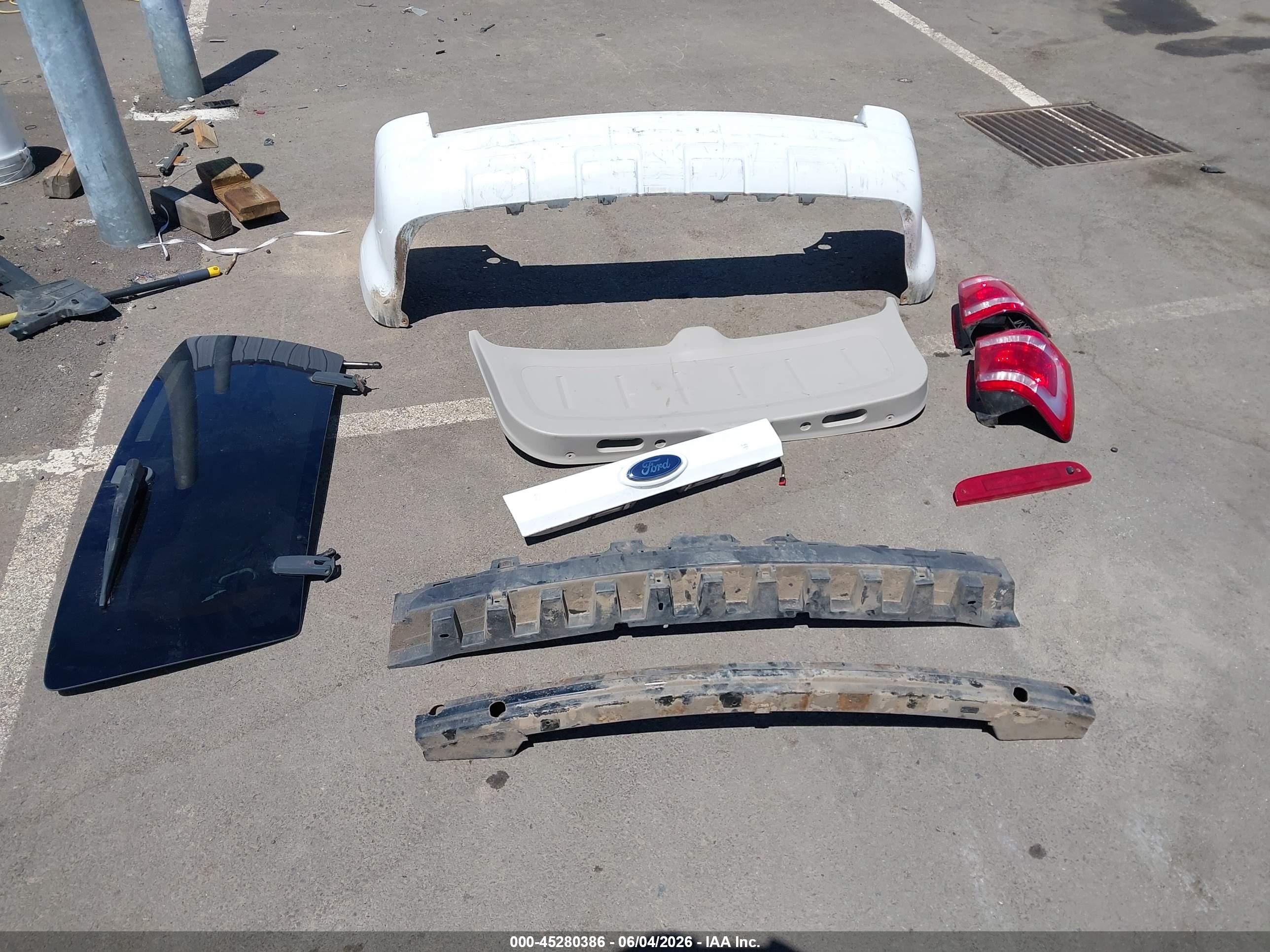 2009 Ford Escape Xls White vin: 1FMCU92749KB70147