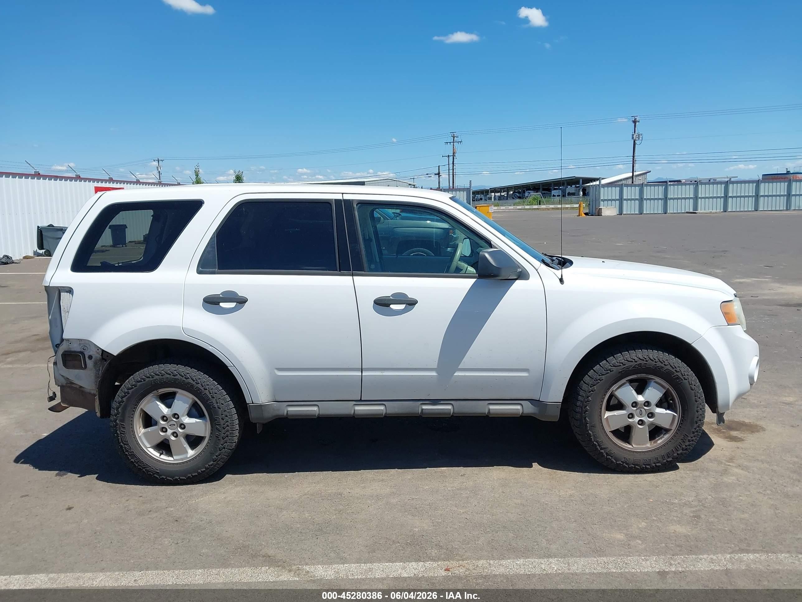 2009 Ford Escape Xls White vin: 1FMCU92749KB70147