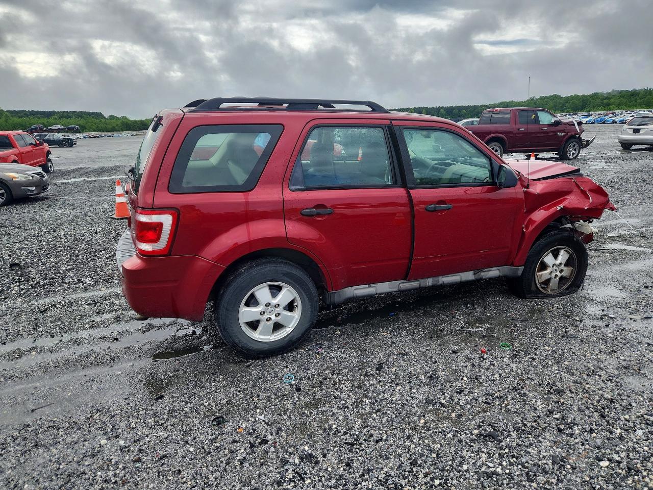 2009 Ford Escape Xls Red vin: 1FMCU92749KB70374