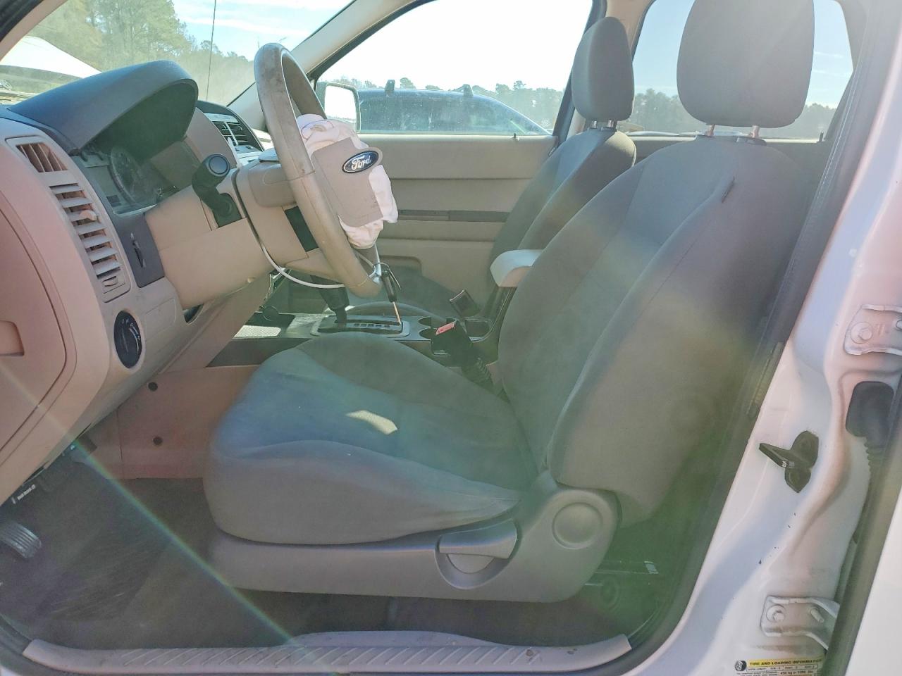 2008 Ford Escape Xls White vin: 1FMCU92Z18KA12039