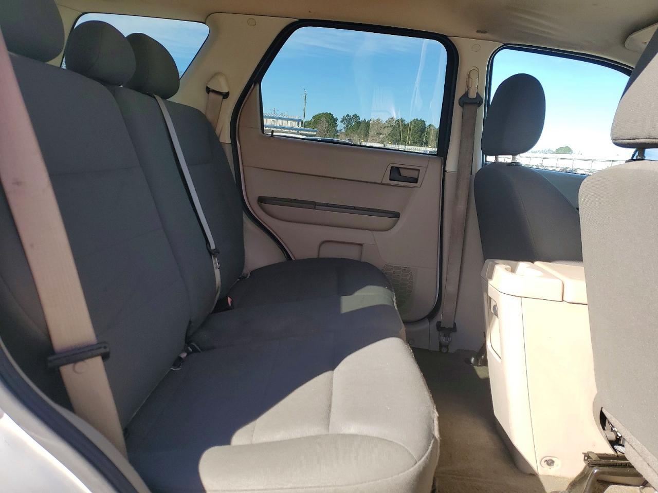 2008 Ford Escape Xls White vin: 1FMCU92Z18KA12039