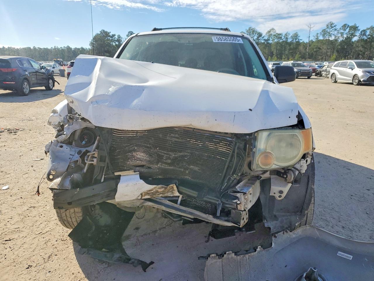 2008 Ford Escape Xls White vin: 1FMCU92Z18KA12039