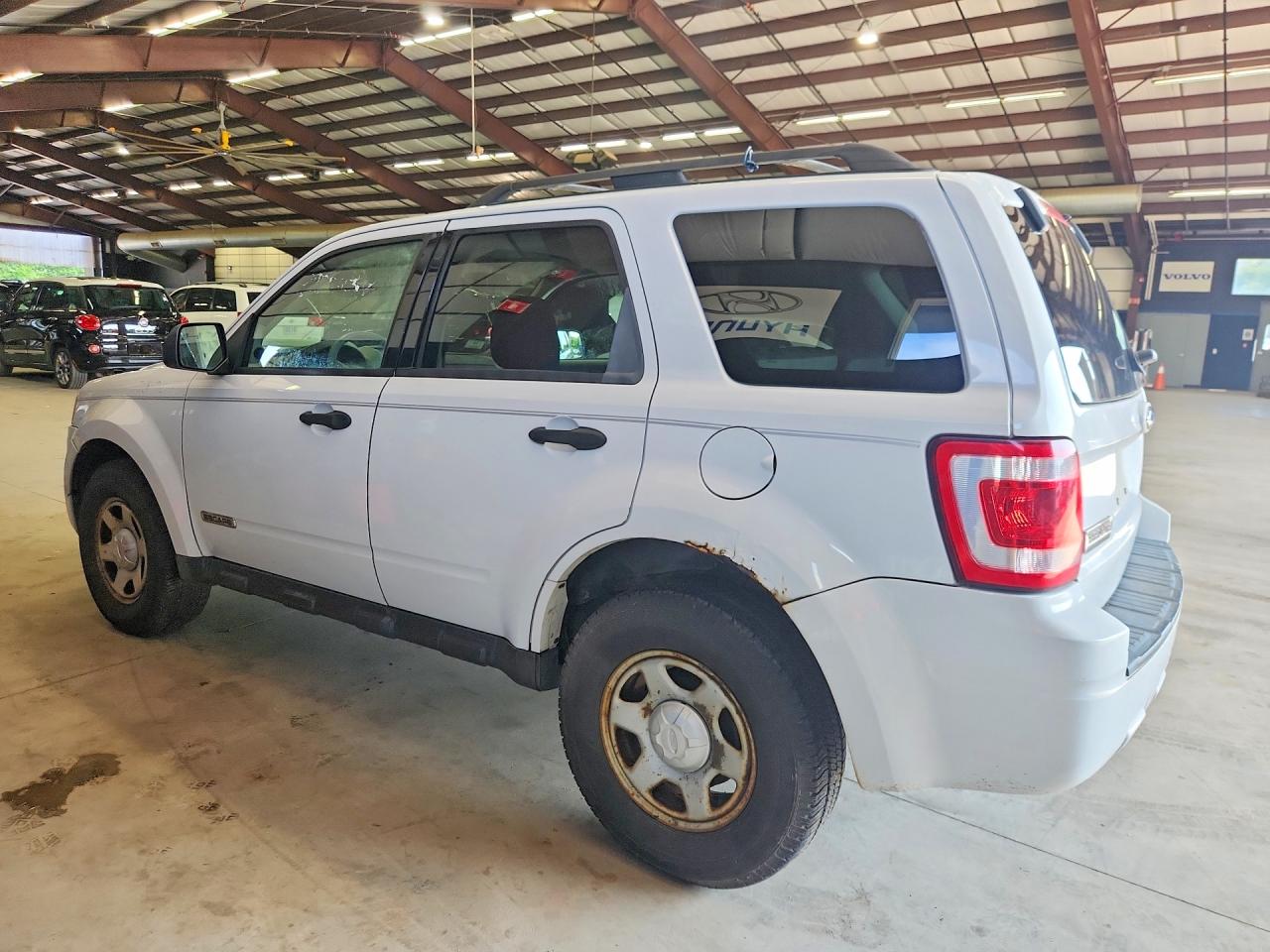 2008 Ford Escape Xls White vin: 1FMCU92Z18KB15946