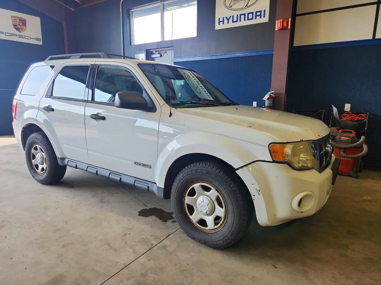 2008 Ford Escape Xls White vin: 1FMCU92Z18KB15946