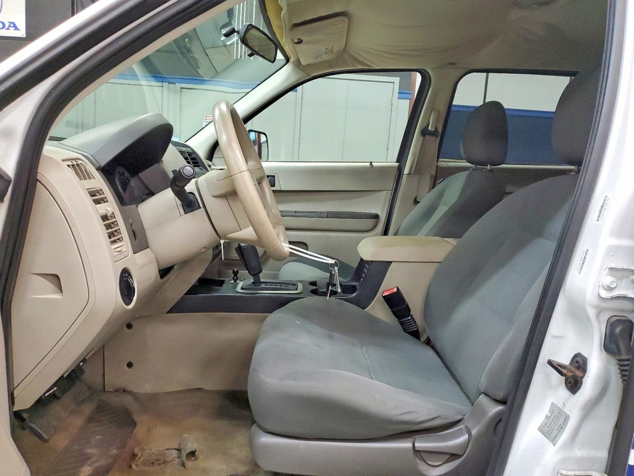 2008 Ford Escape Xls White vin: 1FMCU92Z18KB15946