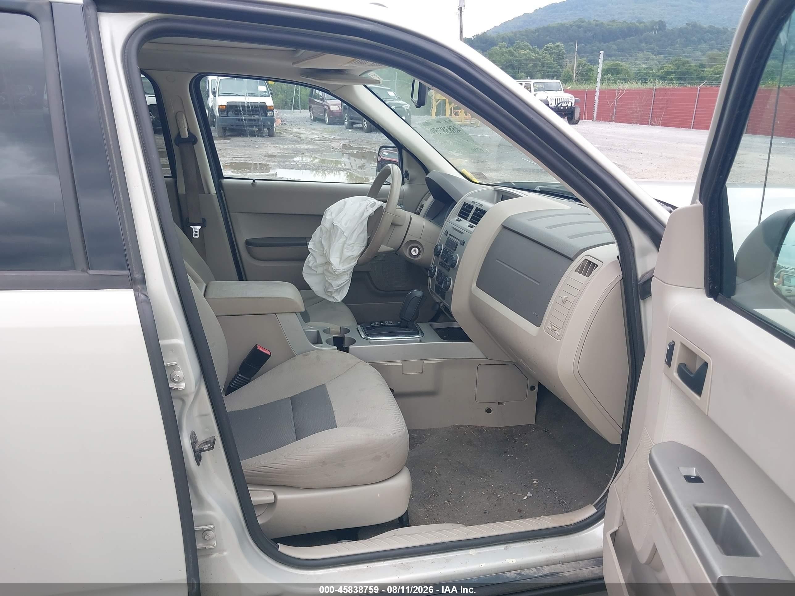 2008 Ford Escape Xlt White vin: 1FMCU93108KC99124