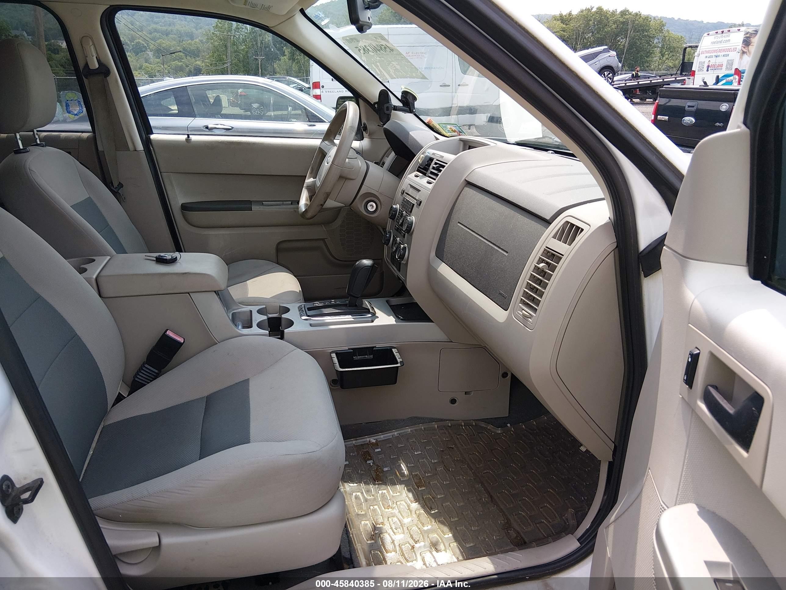 2008 Ford Escape Xlt White vin: 1FMCU93118KC68335