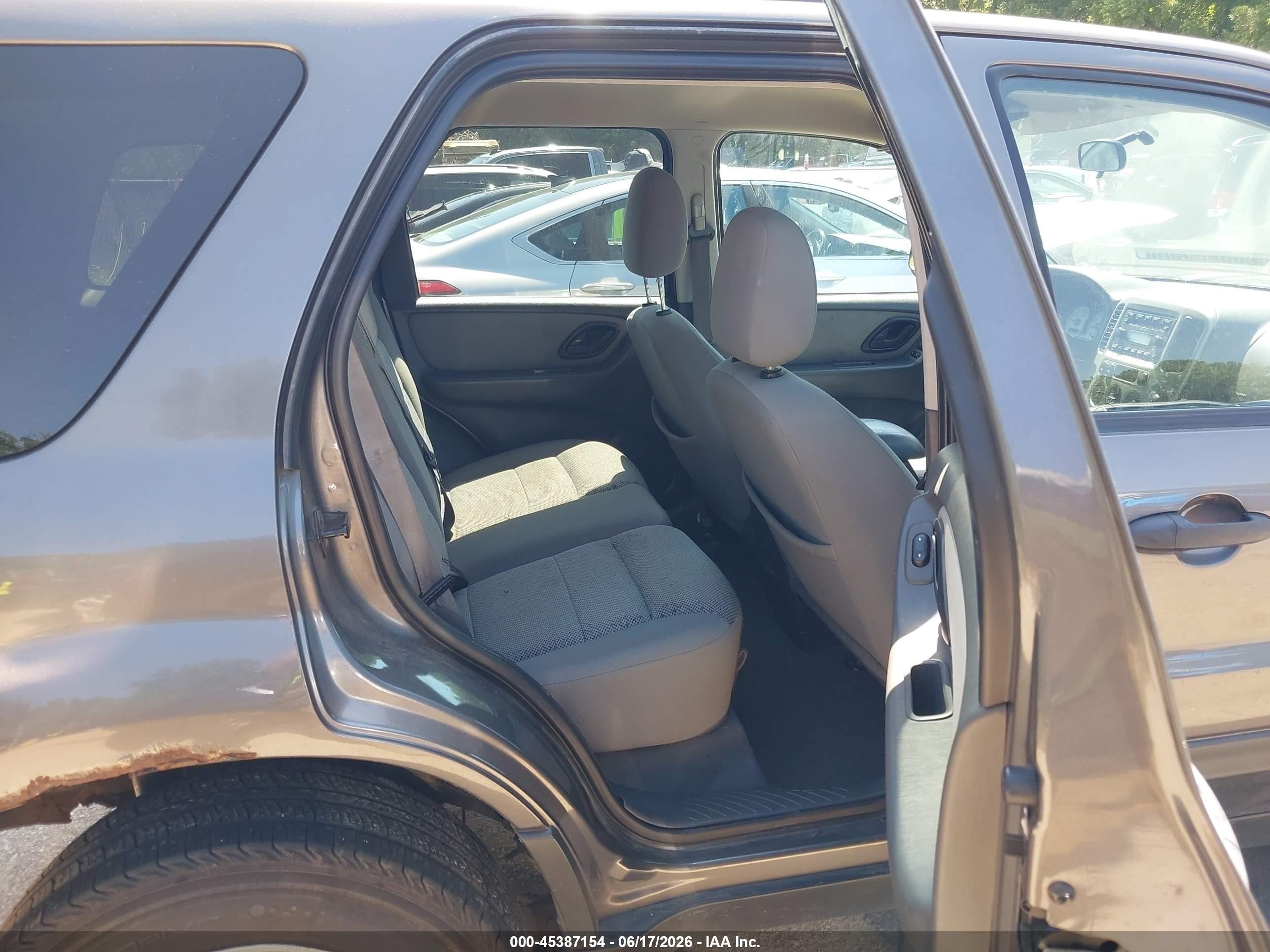 2005 Ford Escape Xlt Gray vin: 1FMCU93125KA79785