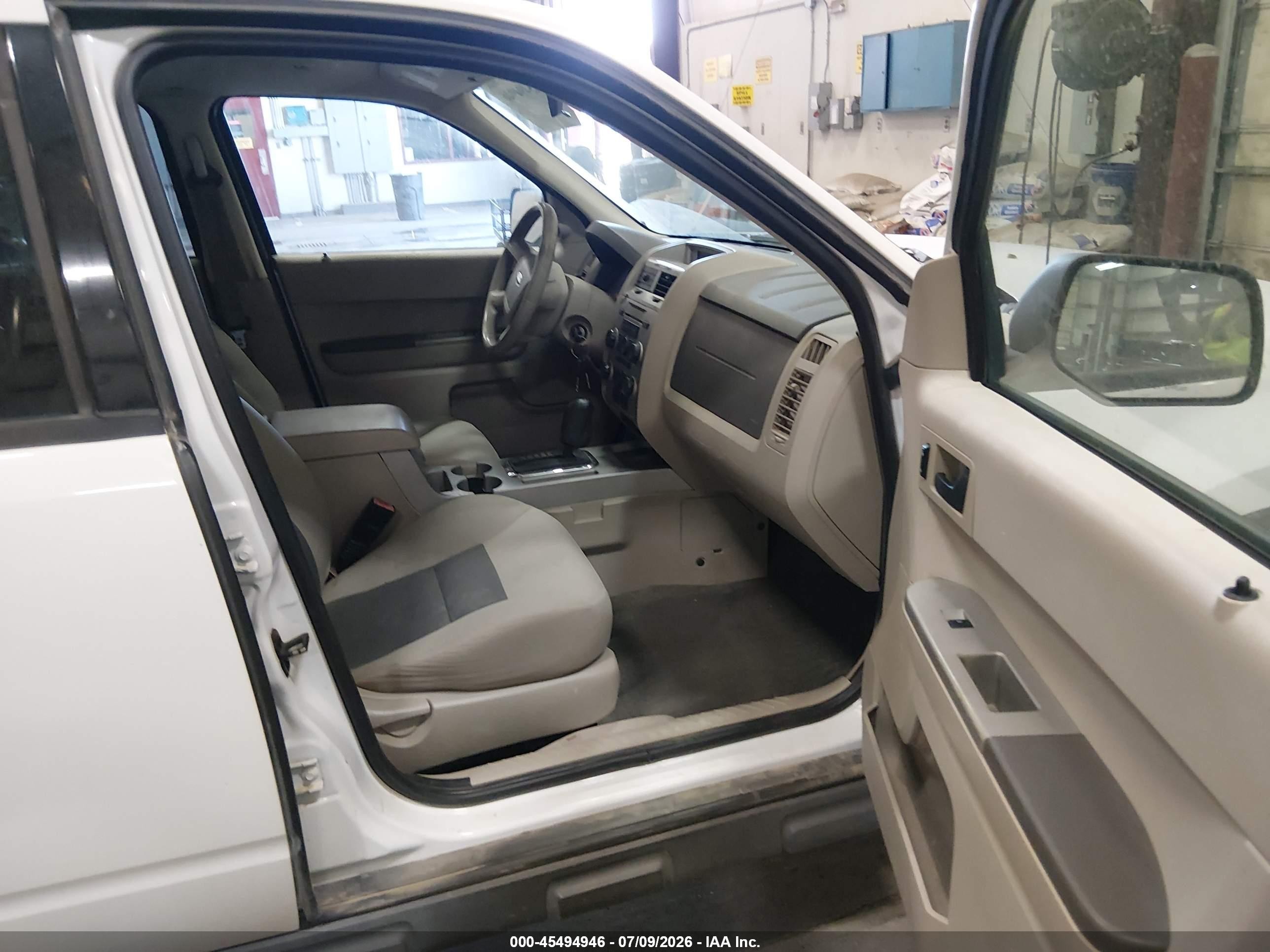 2008 Ford Escape Xlt White vin: 1FMCU93128KA57547
