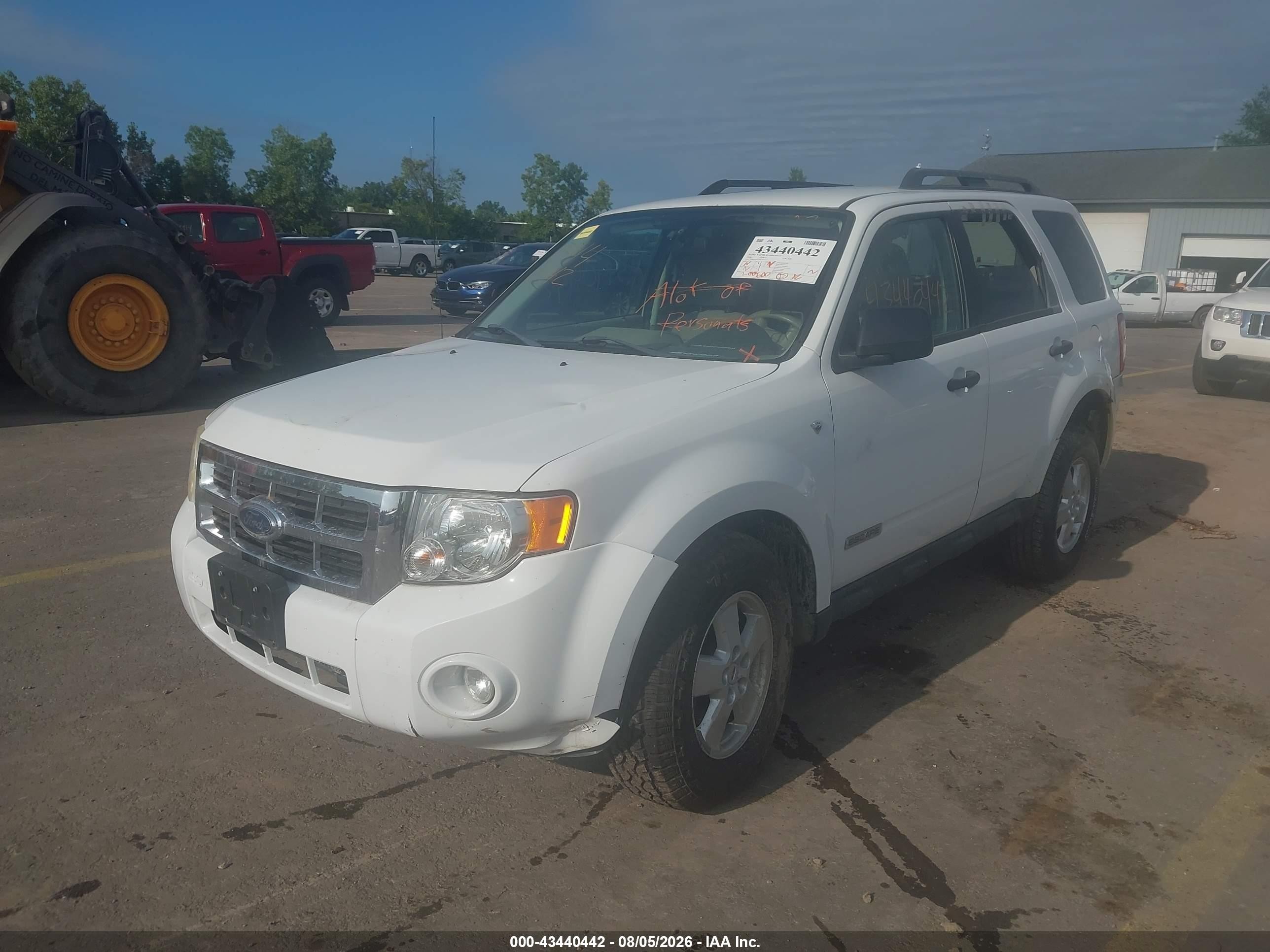 2008 Ford Escape Xlt White vin: 1FMCU93138KB58757