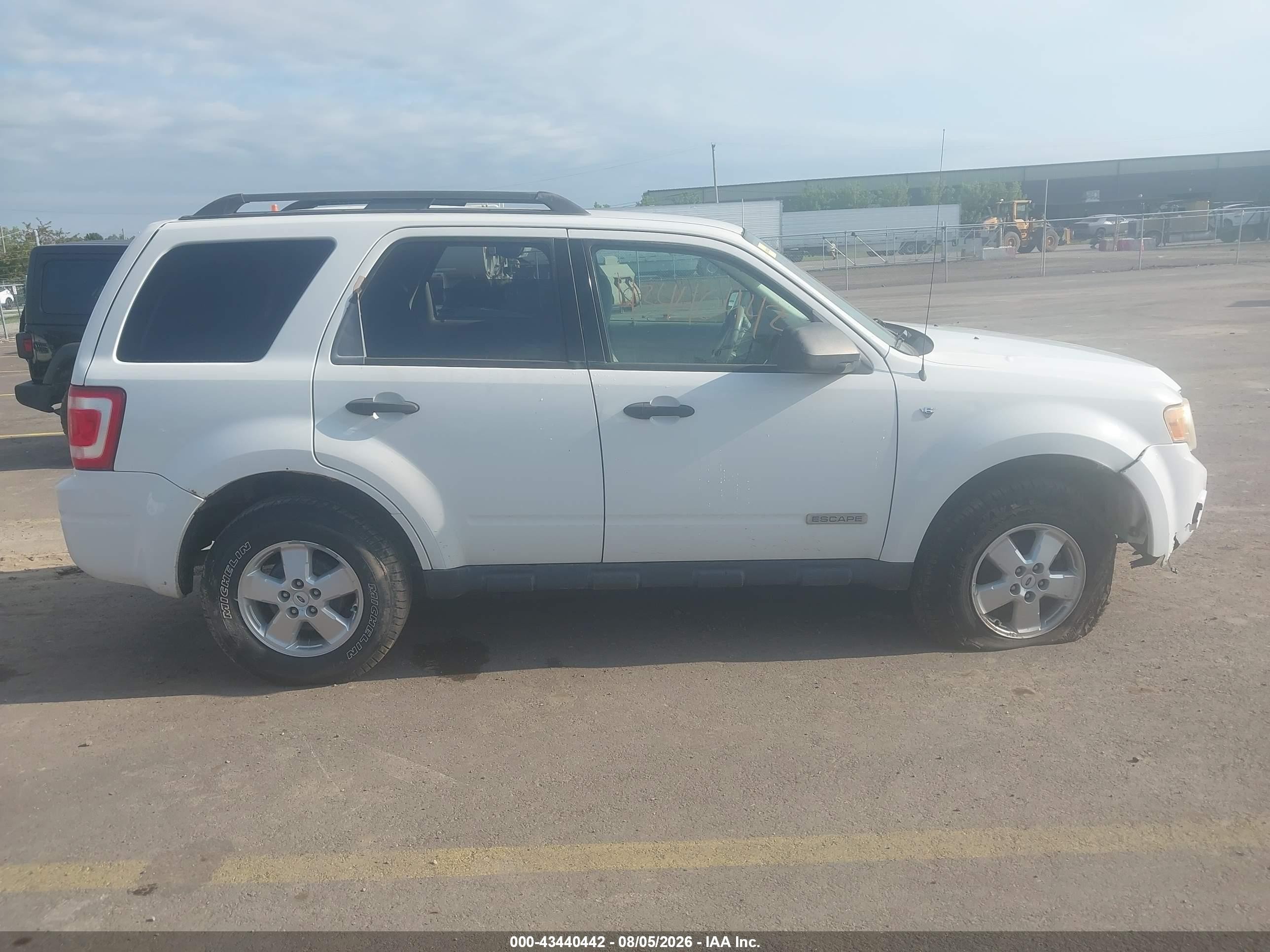 2008 Ford Escape Xlt White vin: 1FMCU93138KB58757