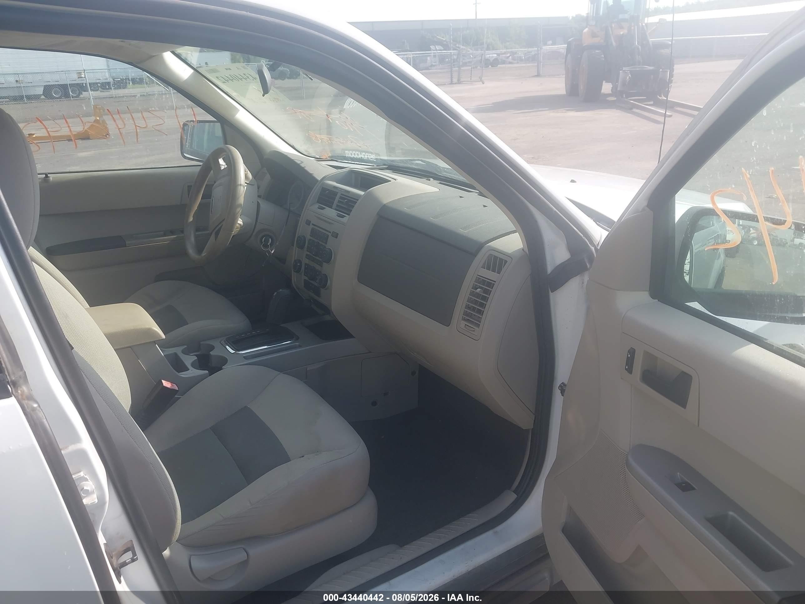 2008 Ford Escape Xlt White vin: 1FMCU93138KB58757