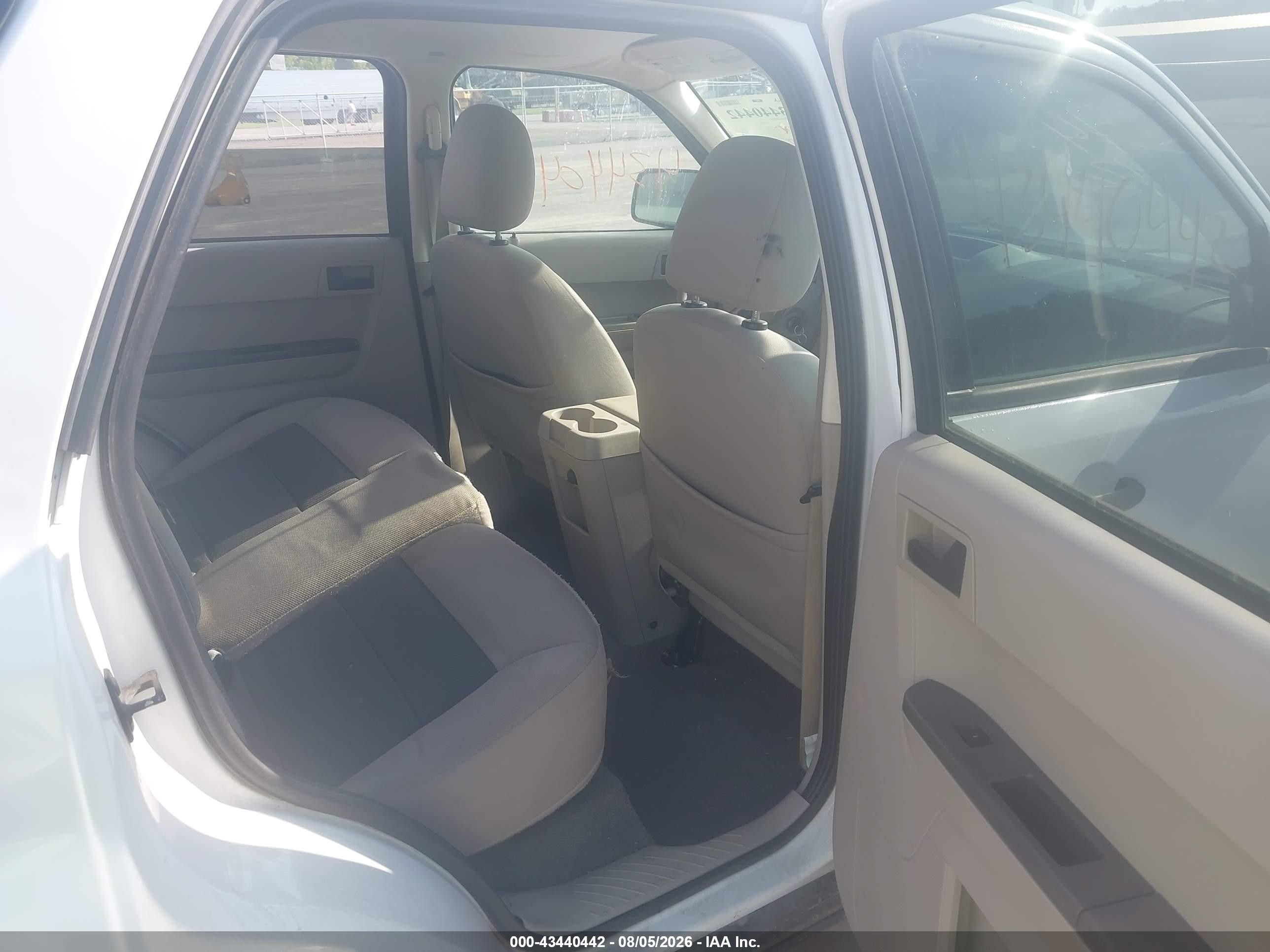 2008 Ford Escape Xlt White vin: 1FMCU93138KB58757