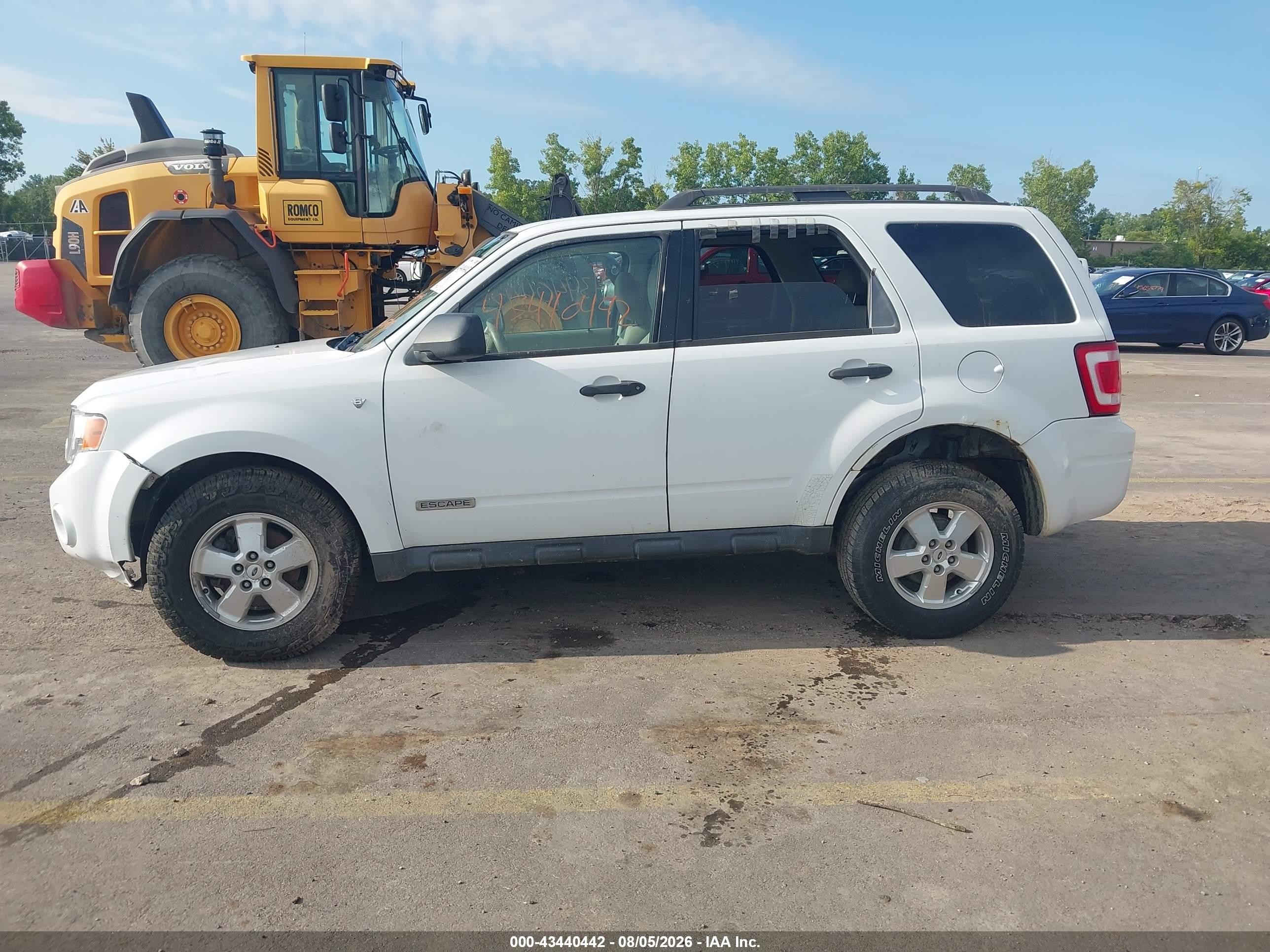 2008 Ford Escape Xlt White vin: 1FMCU93138KB58757