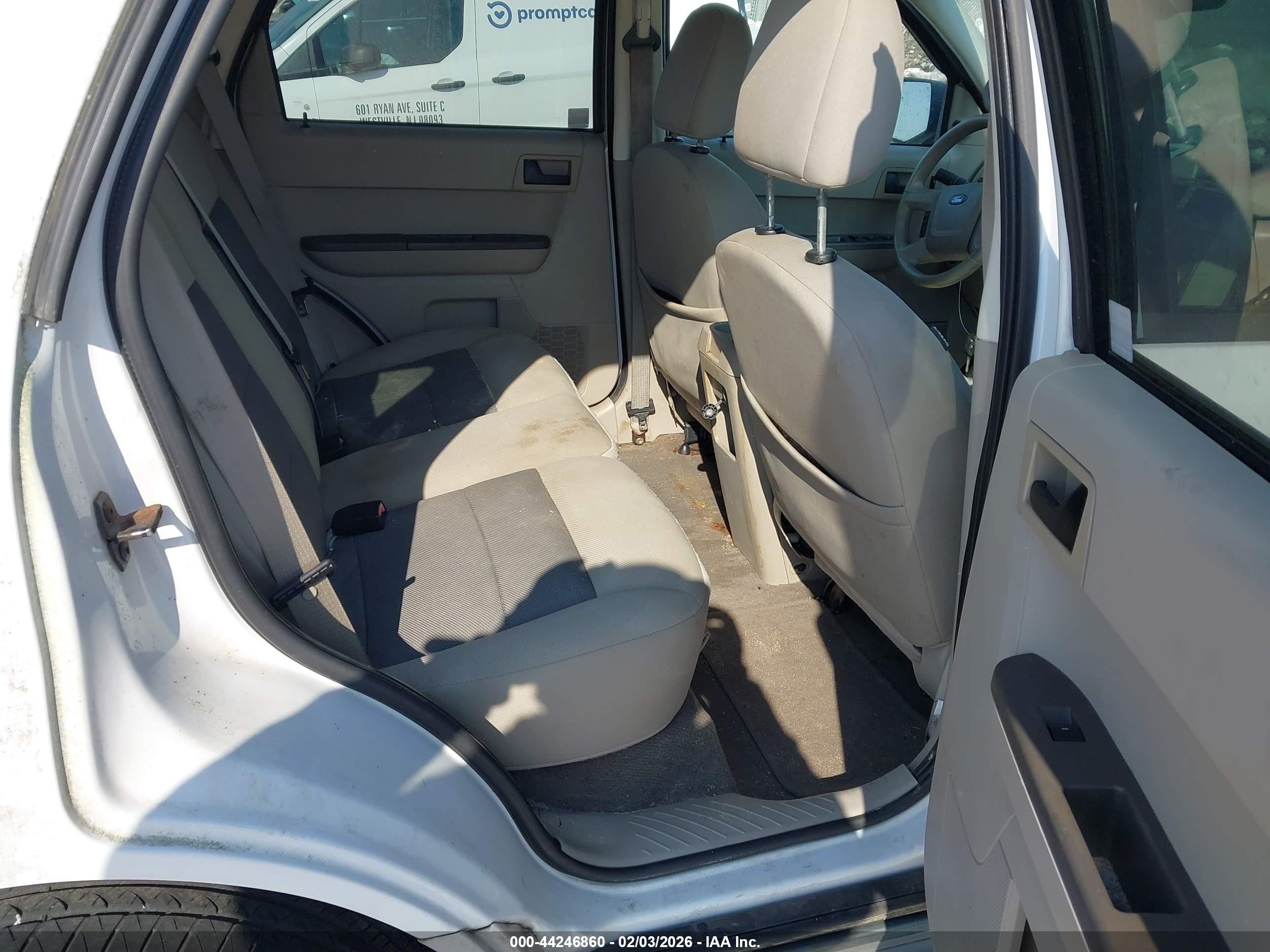 2008 Ford Escape Xlt White vin: 1FMCU93138KE48397