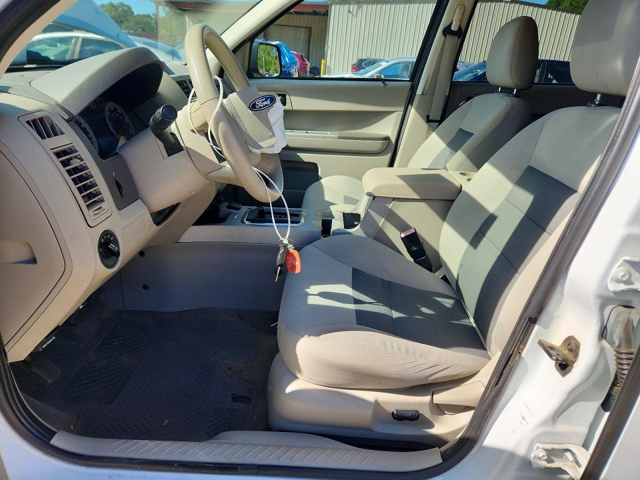 2008 Ford Escape Xlt White vin: 1FMCU93138KE58802