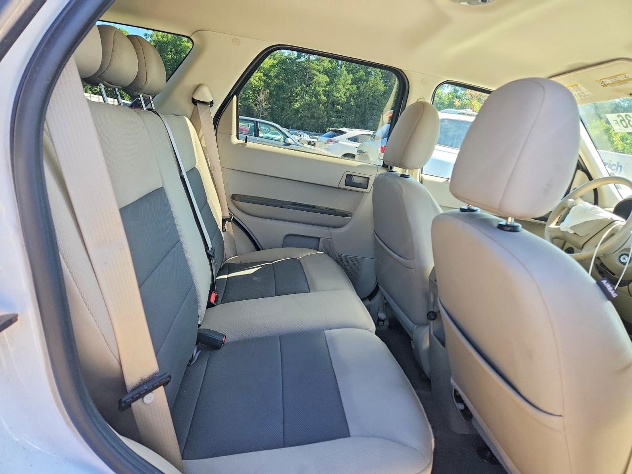 2008 Ford Escape Xlt White vin: 1FMCU93138KE58802
