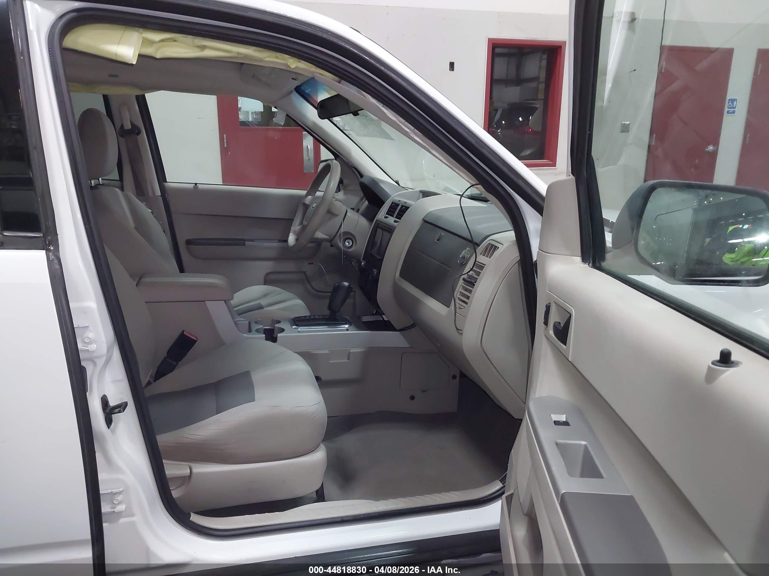 2008 Ford Escape Xlt White vin: 1FMCU93178KB61449