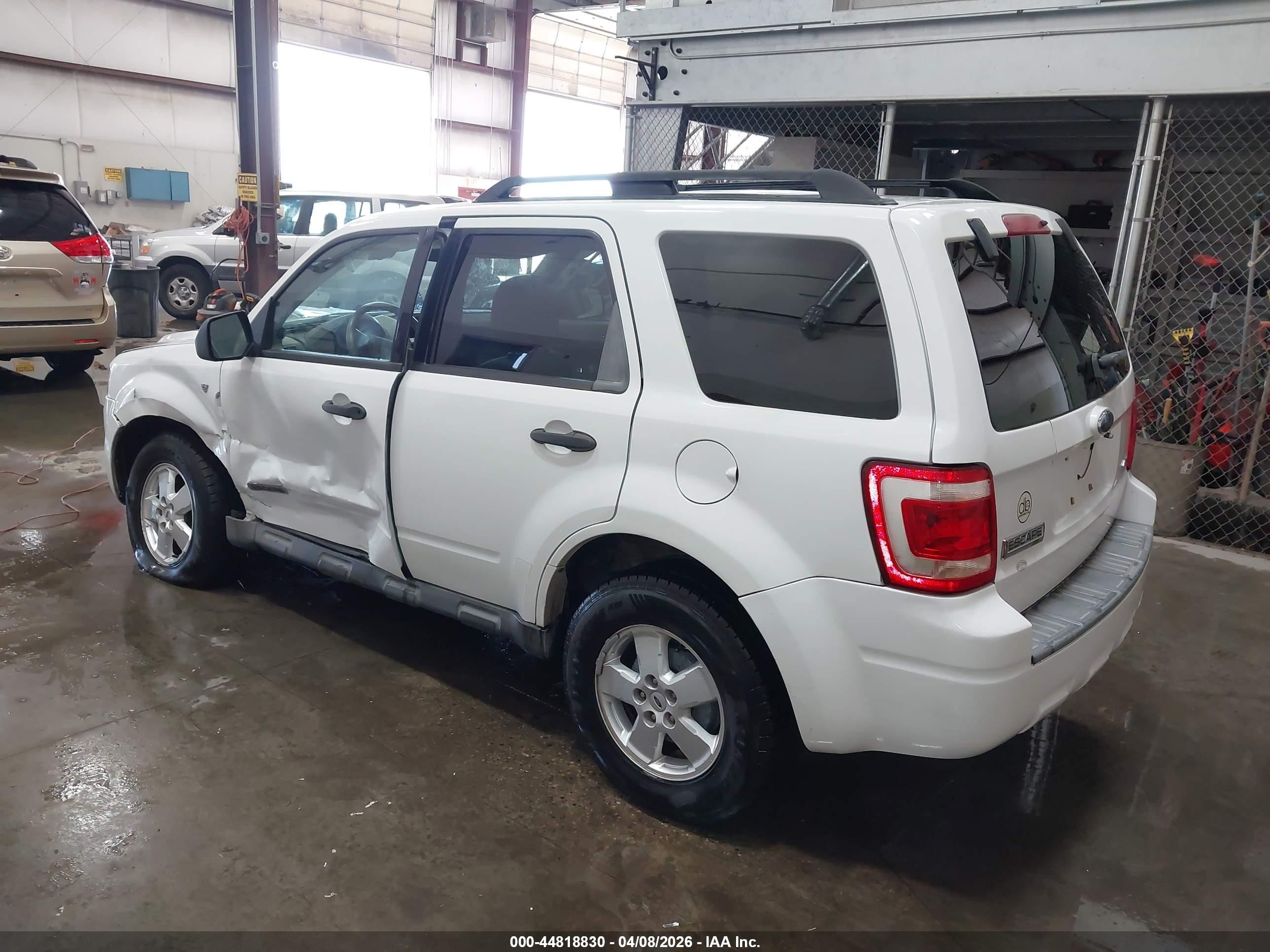 2008 Ford Escape Xlt White vin: 1FMCU93178KB61449