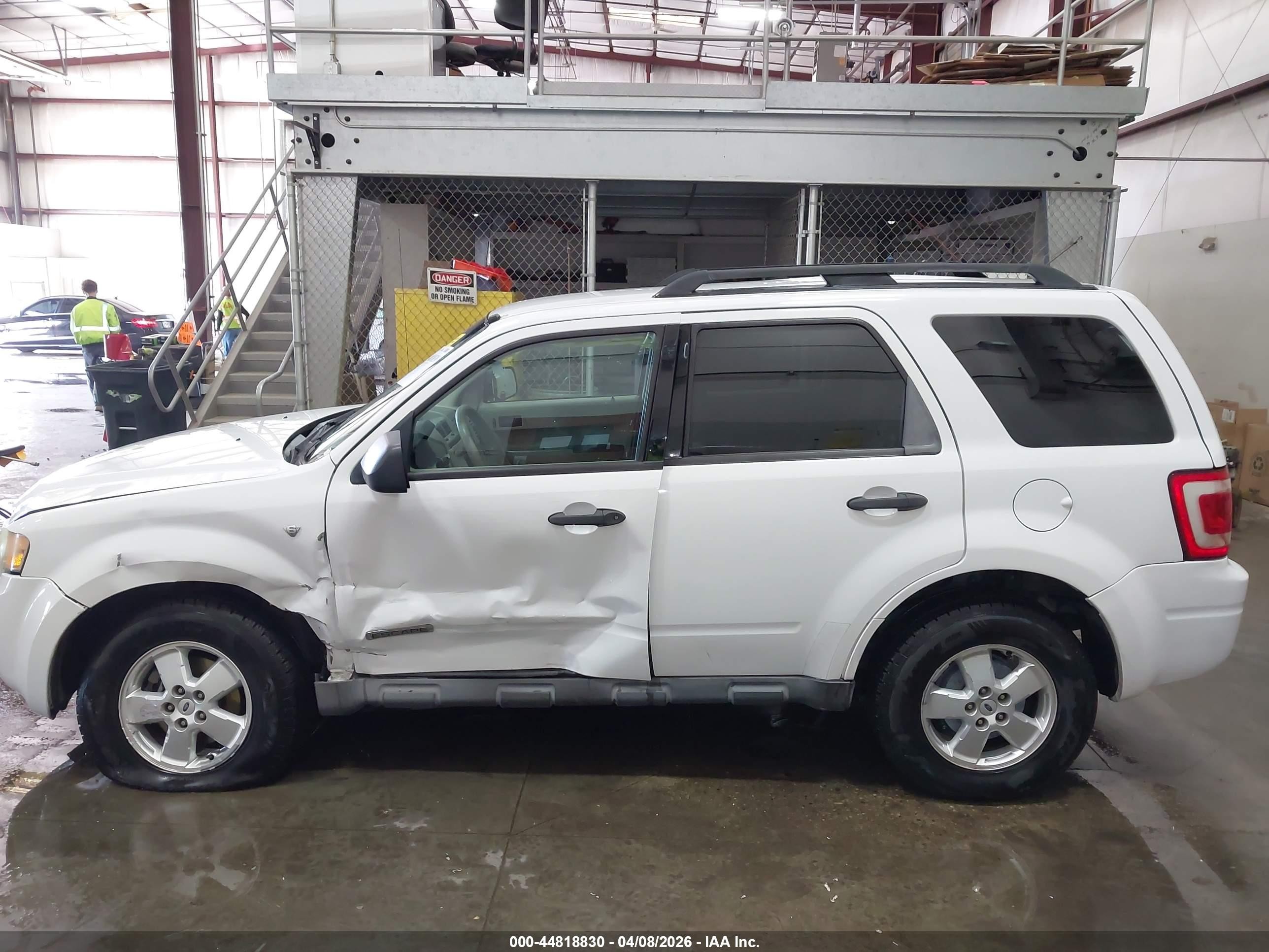 2008 Ford Escape Xlt White vin: 1FMCU93178KB61449