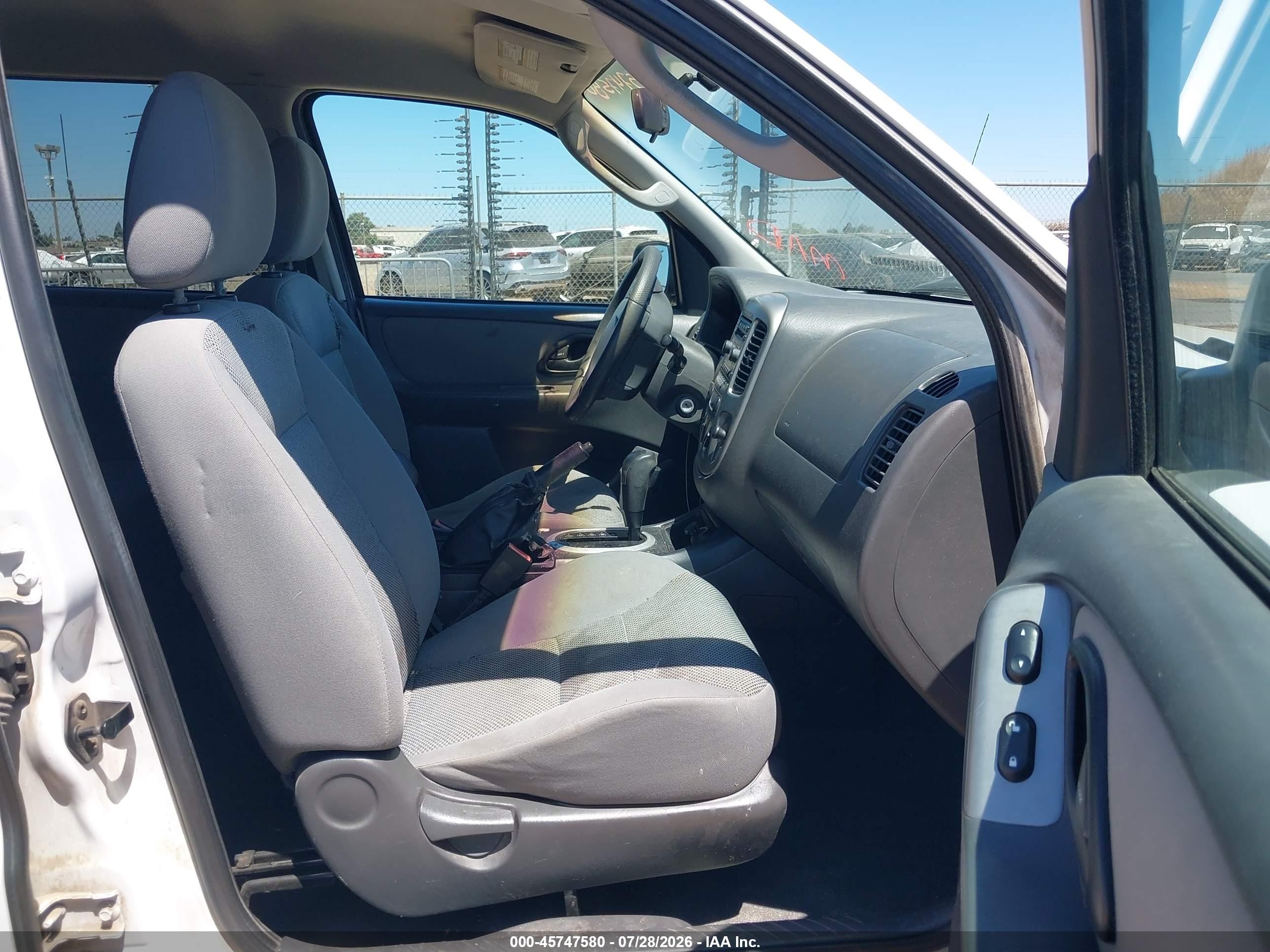 2005 Ford Escape Xlt White vin: 1FMCU93185KA44815