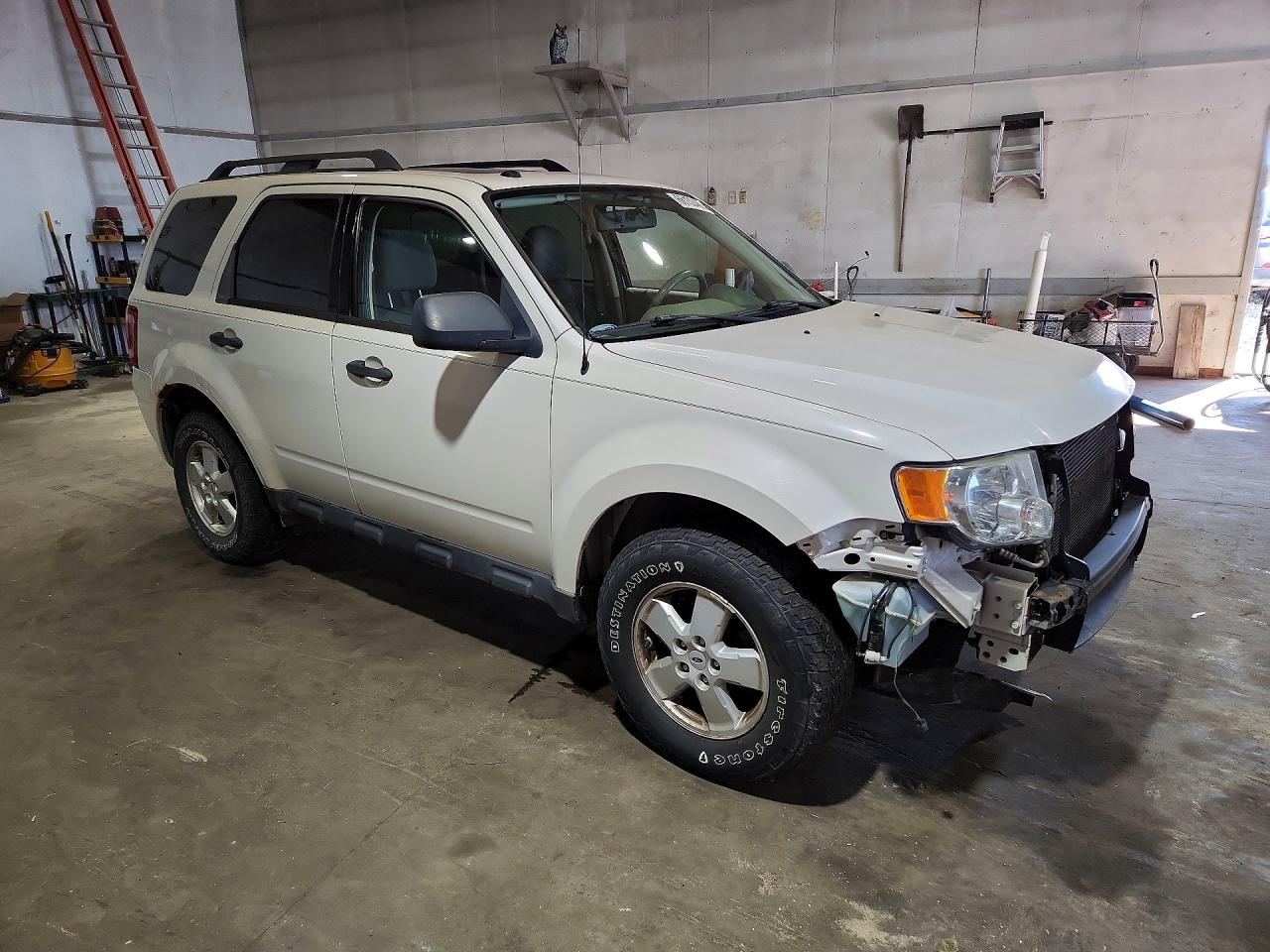 2009 Ford Escape Xlt White vin: 1FMCU93709KA20583