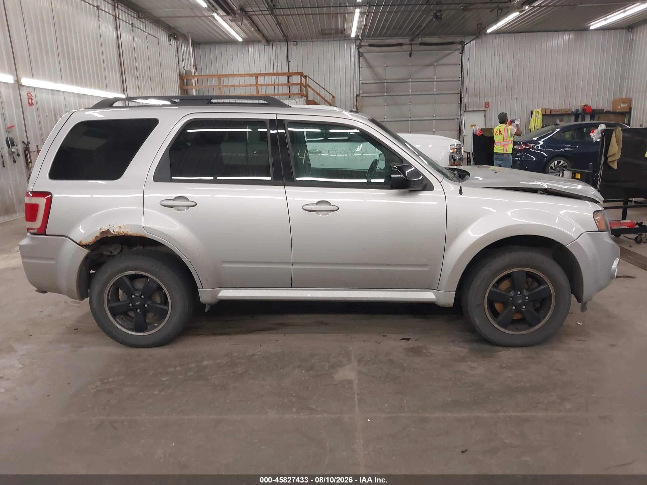 2009 Ford Escape Xlt Серебряный vin: 1FMCU93749KB78456