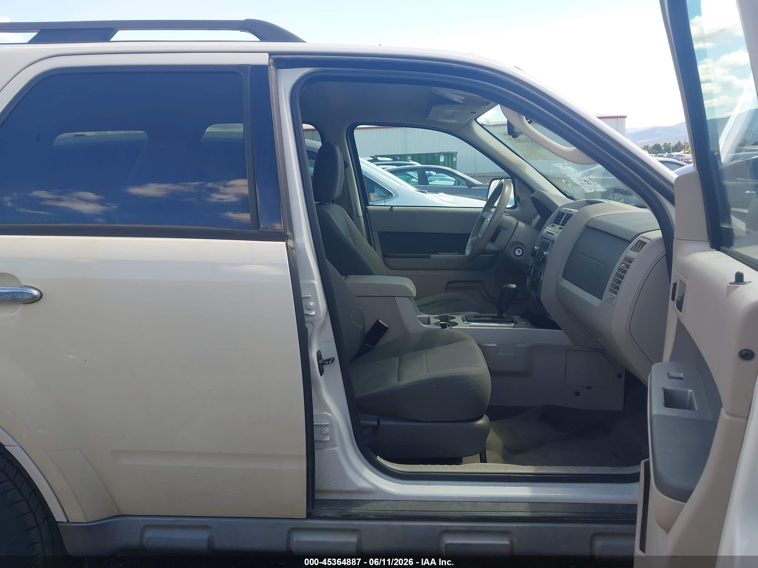 2009 Ford Escape Xlt White vin: 1FMCU93789KA99758