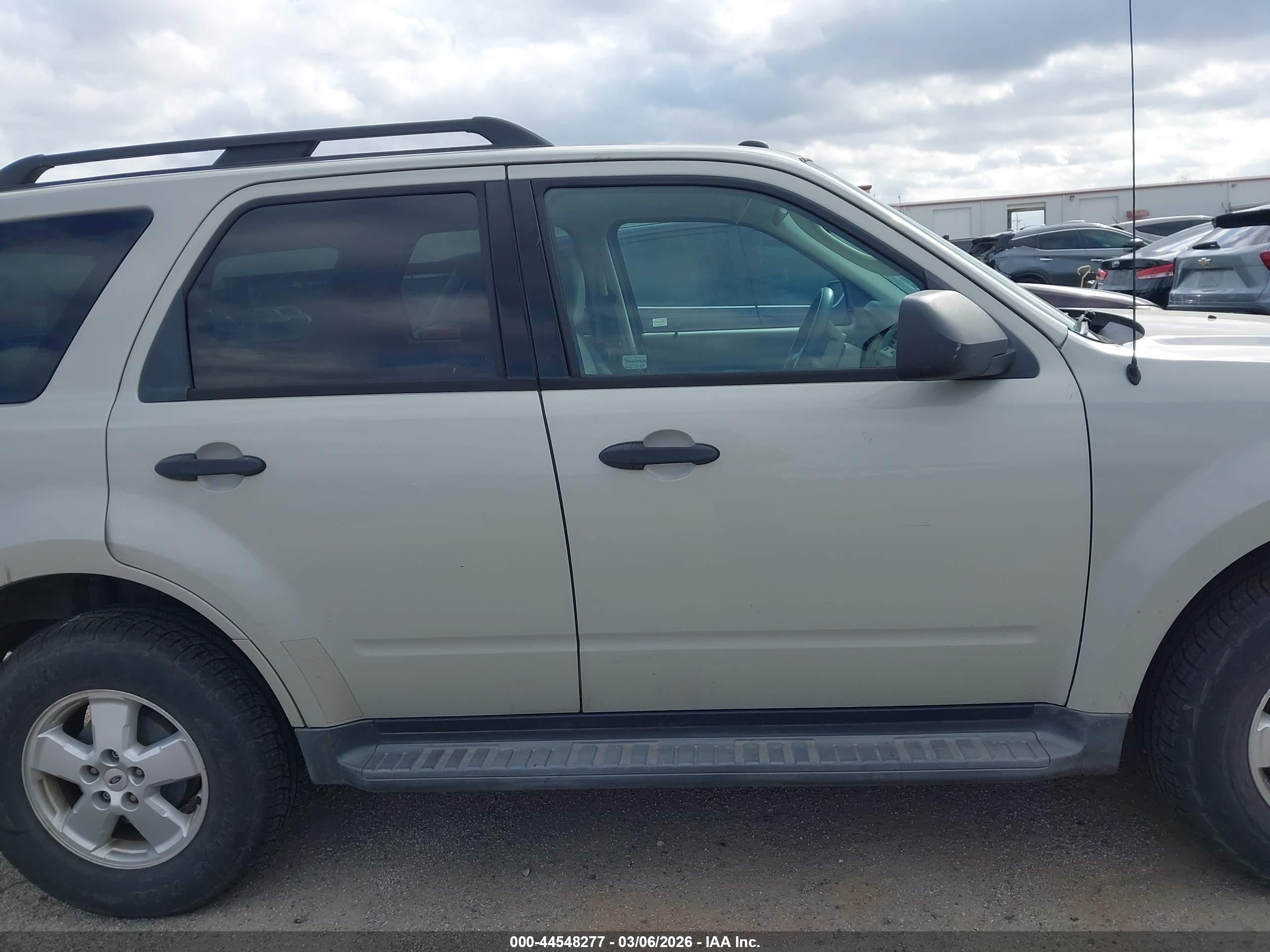 2009 Ford Escape Xlt Beige vin: 1FMCU93G99KB77593
